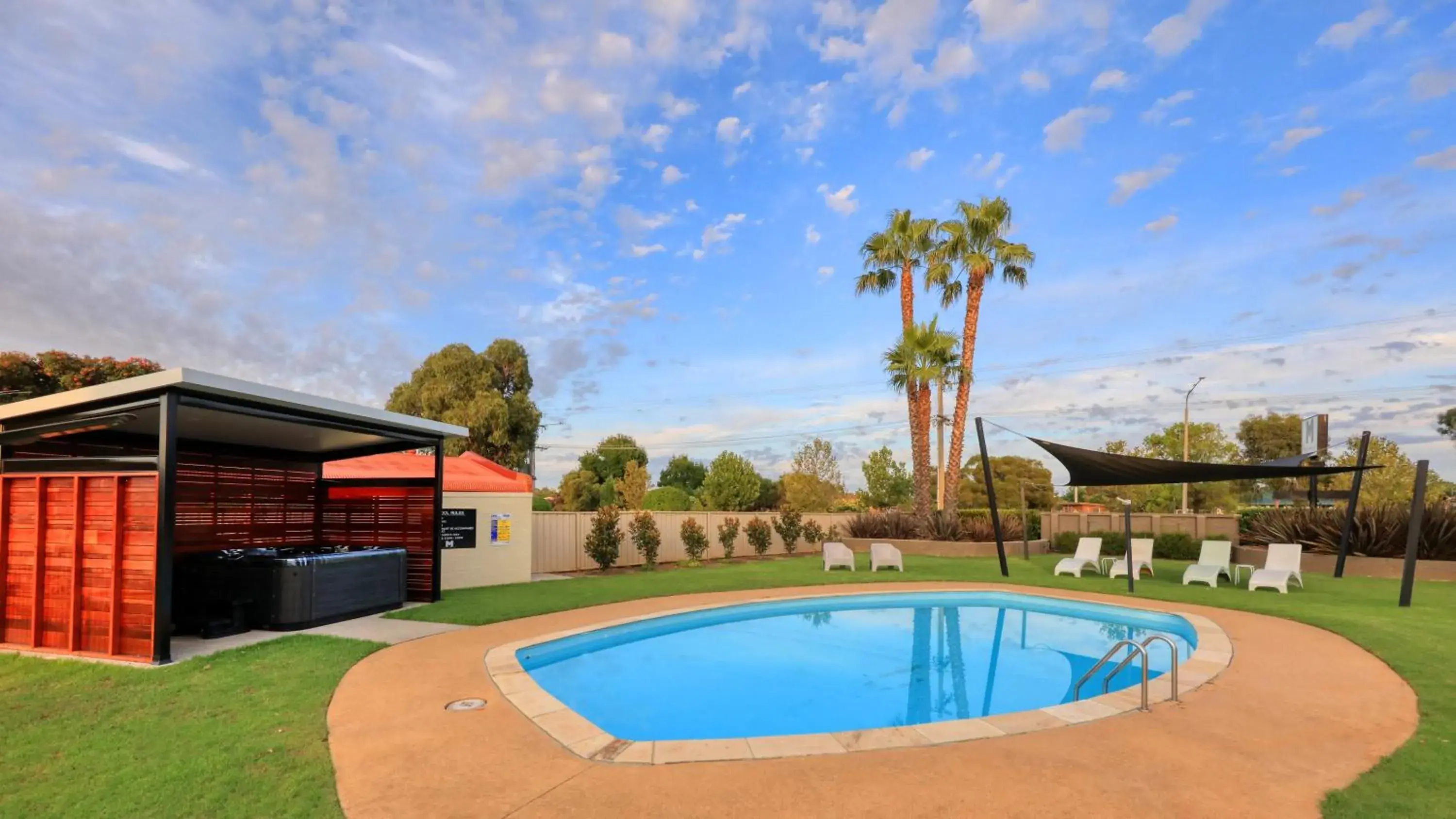 Hot Tub, Swimming Pool in Motel Meneres