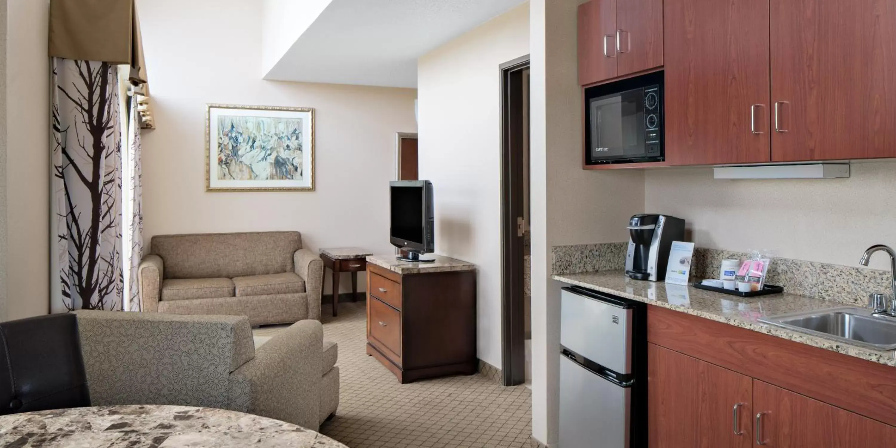 Photo of the whole room, Kitchen/Kitchenette in Holiday Inn Express Grove City - Premium Outlet Mall, an IHG Hotel
