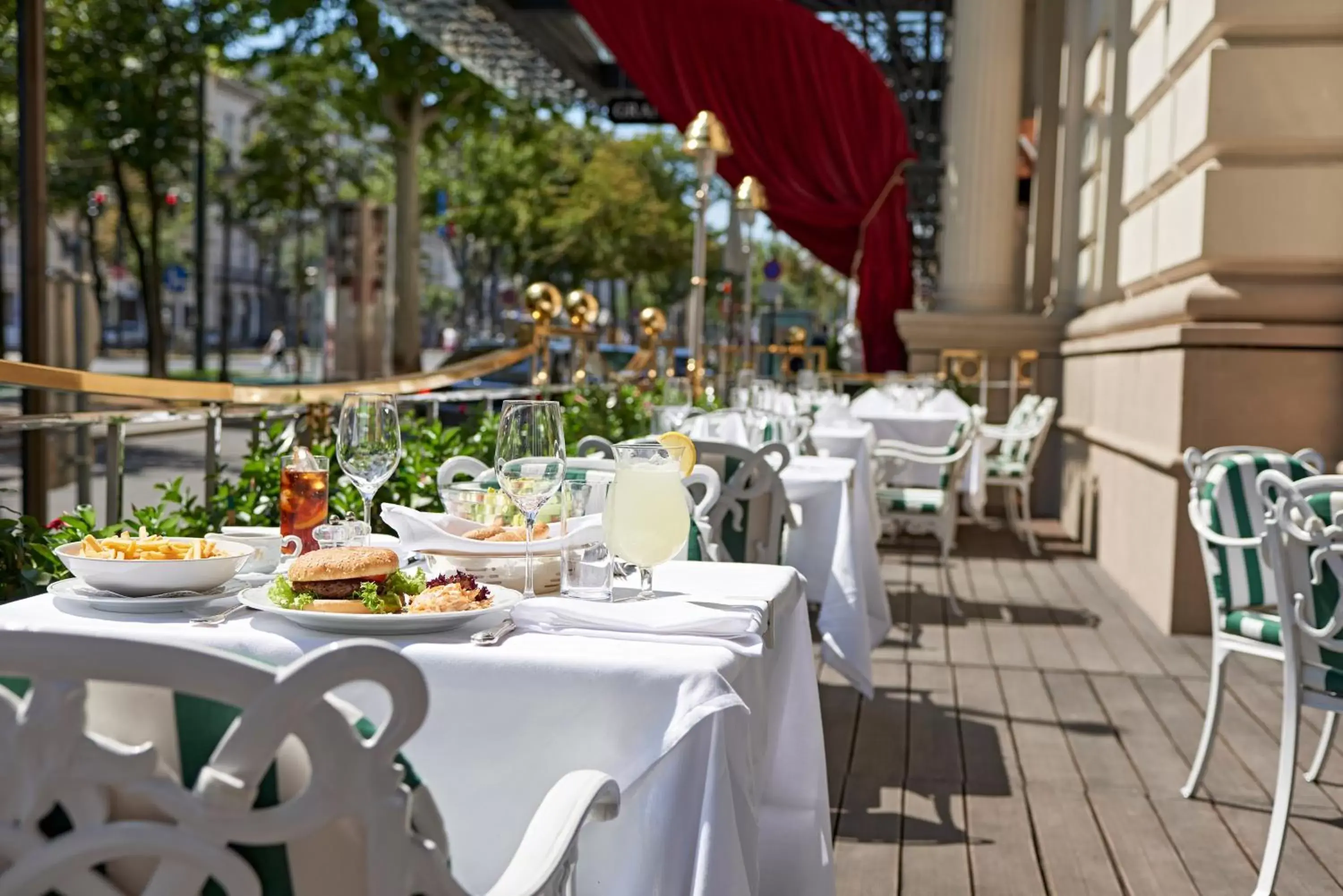 Coffee/tea facilities, Restaurant/Places to Eat in Grand Hotel Wien