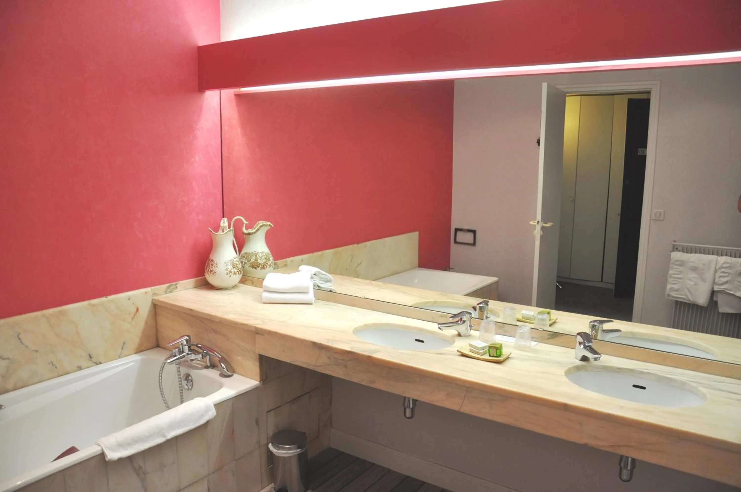 Bathroom in Hôtel de France