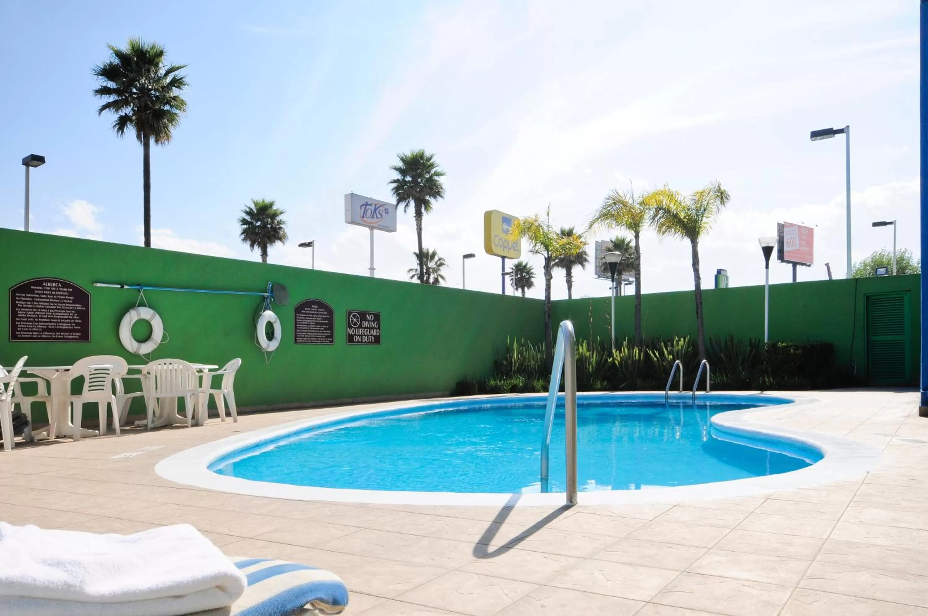 Swimming pool in Holiday Inn Express & Suites Toluca Zona Aeropuerto by IHG