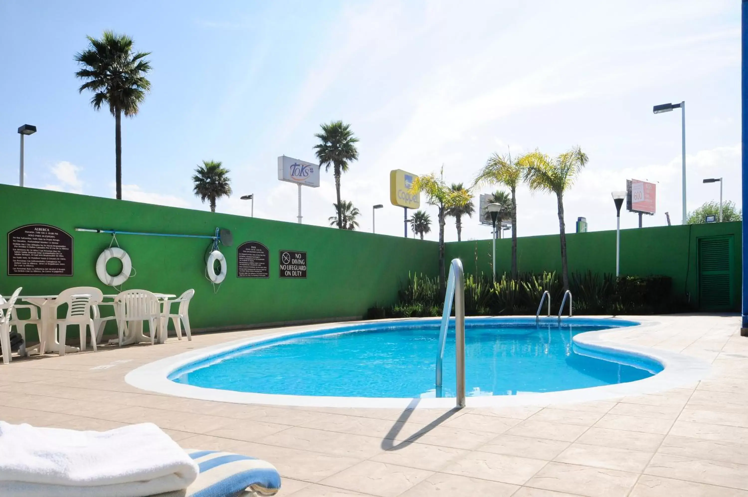 Swimming Pool in Holiday Inn Express & Suites Toluca Zona Aeropuerto, an IHG Hotel