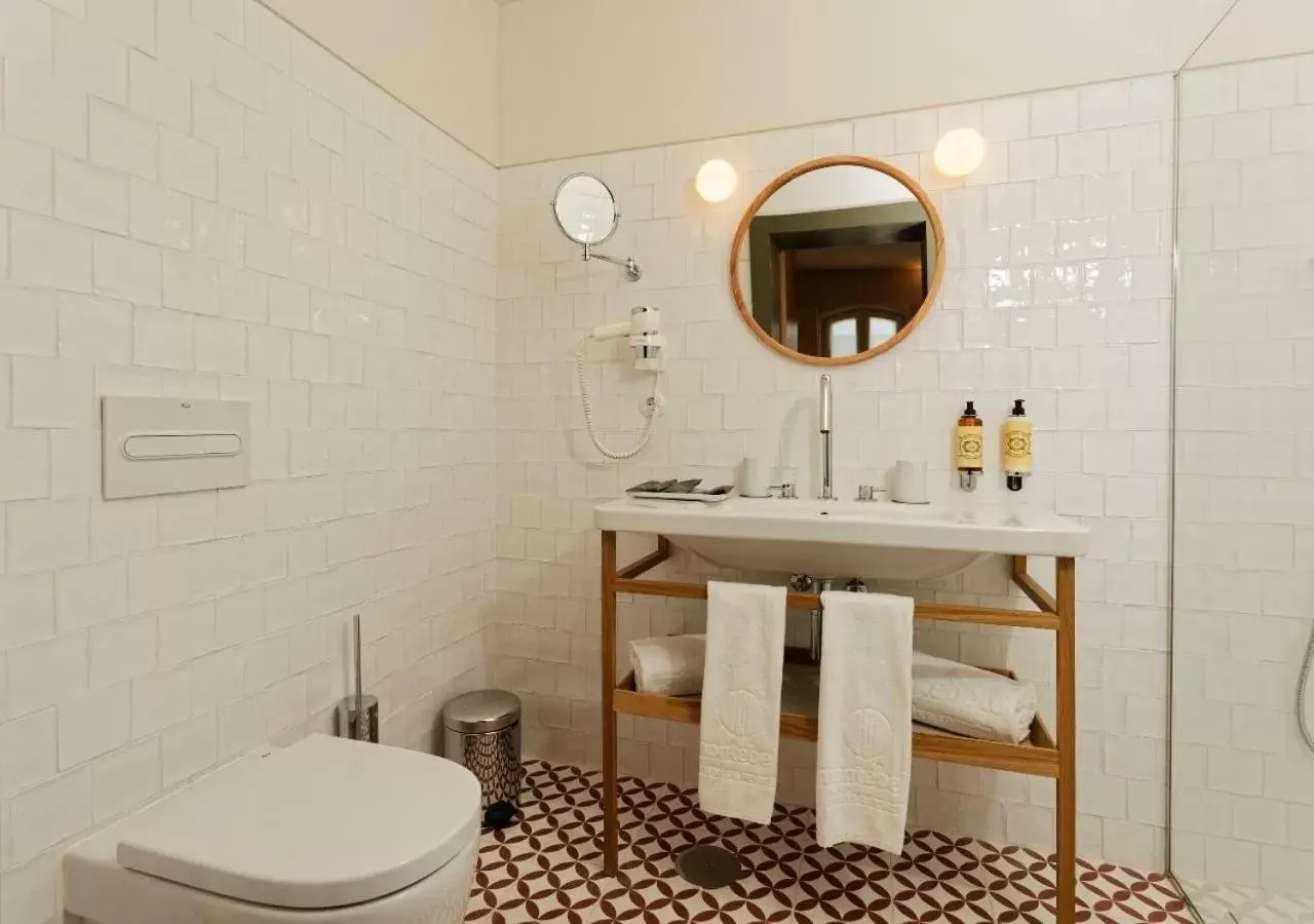 Toilet, Bathroom in Montebelo Vista Alegre Ílhavo Hotel