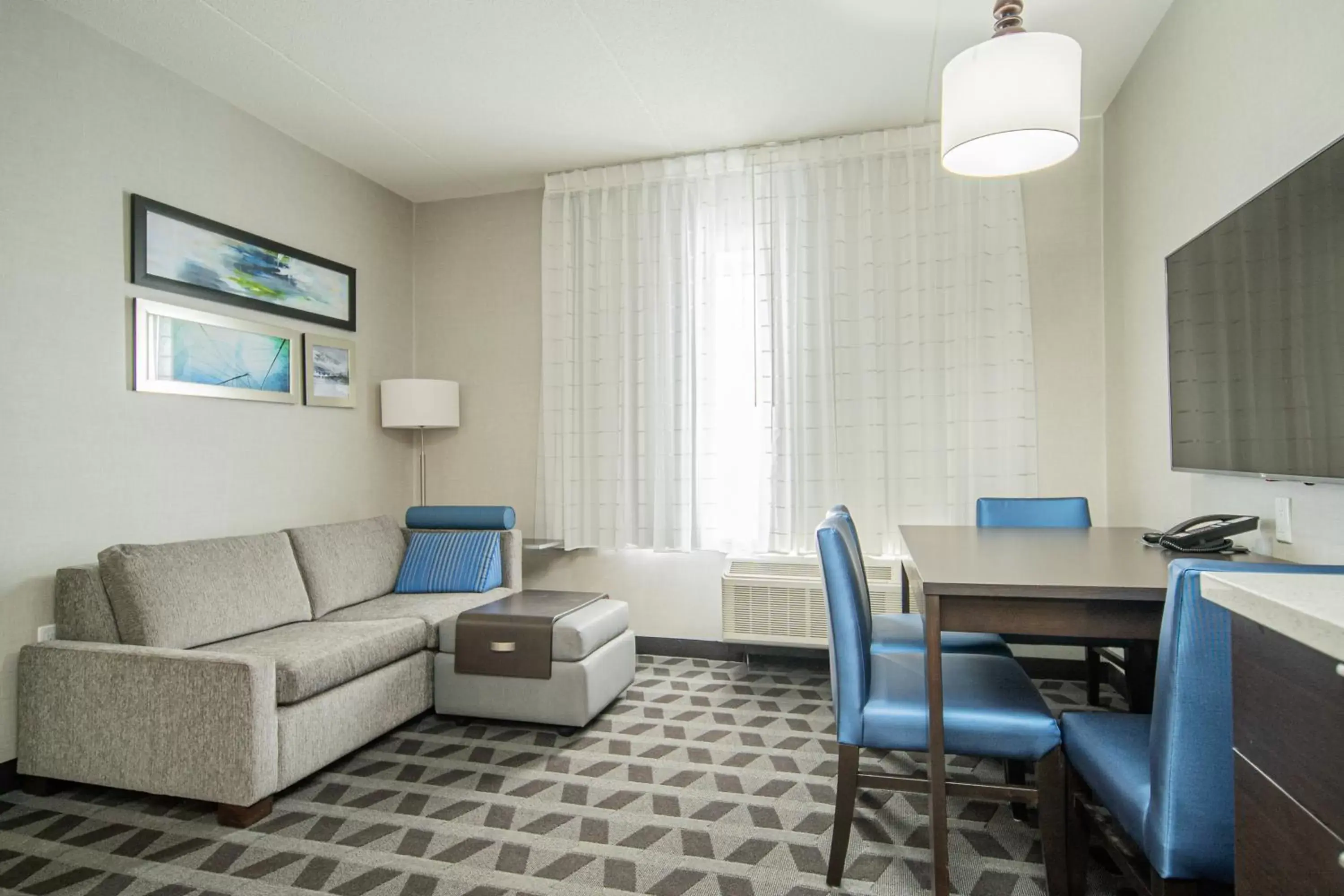 Living room, Lounge/Bar in TownePlace Suites by Marriott Brantford and Conference Centre