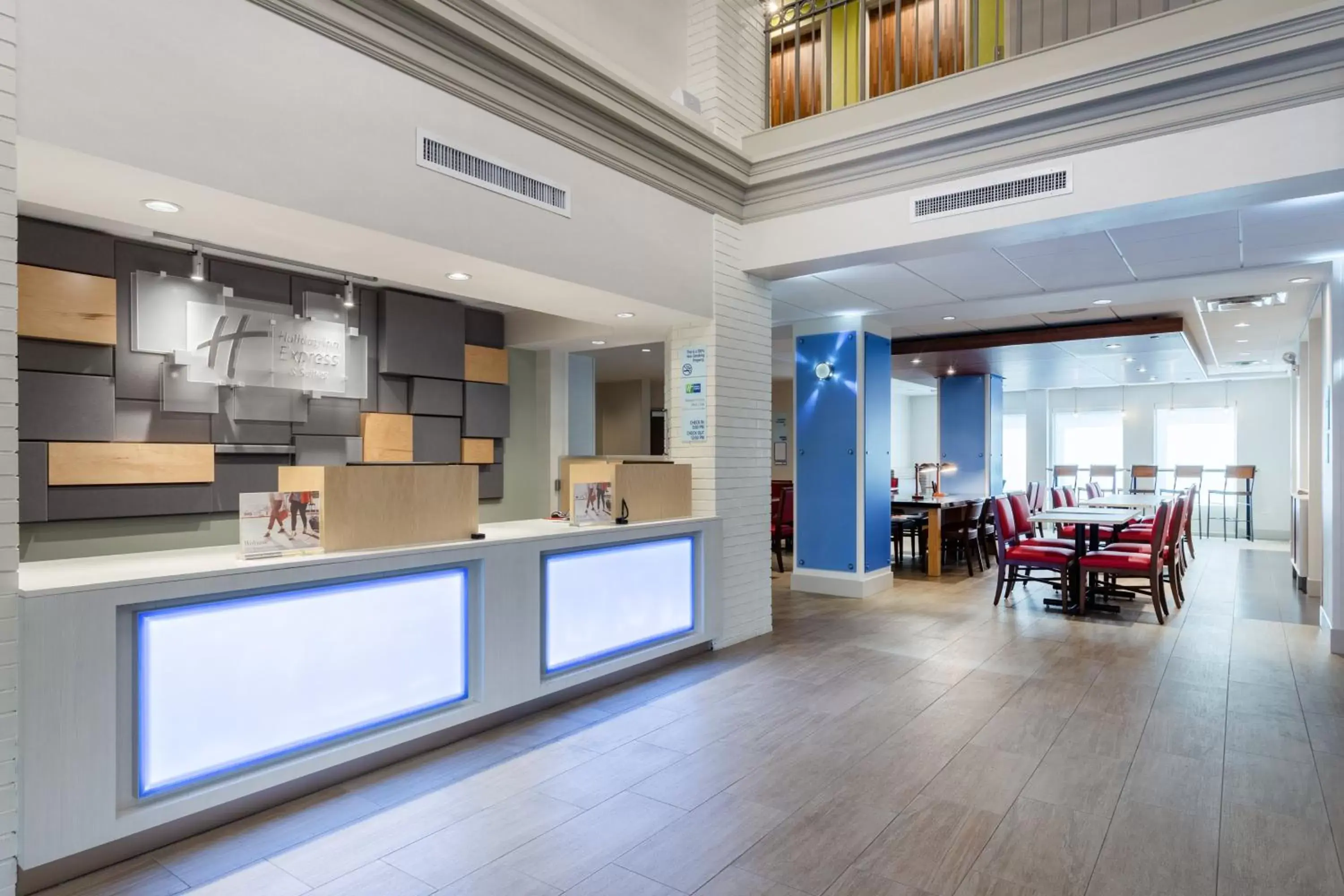 Lobby or reception in Holiday Inn Express & Suites Chicago-Midway Airport, an IHG Hotel