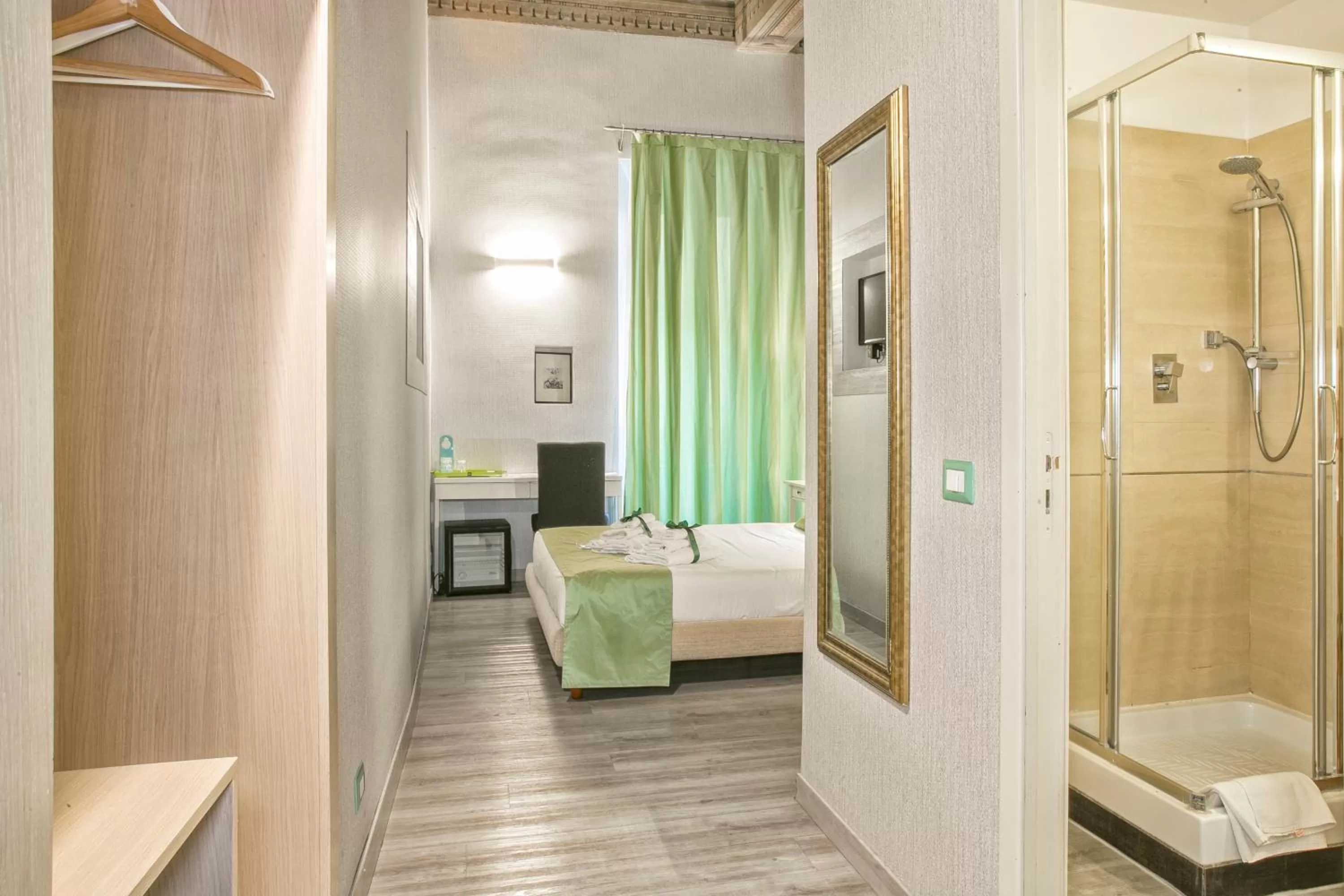 Photo of the whole room, Bed in History Suite