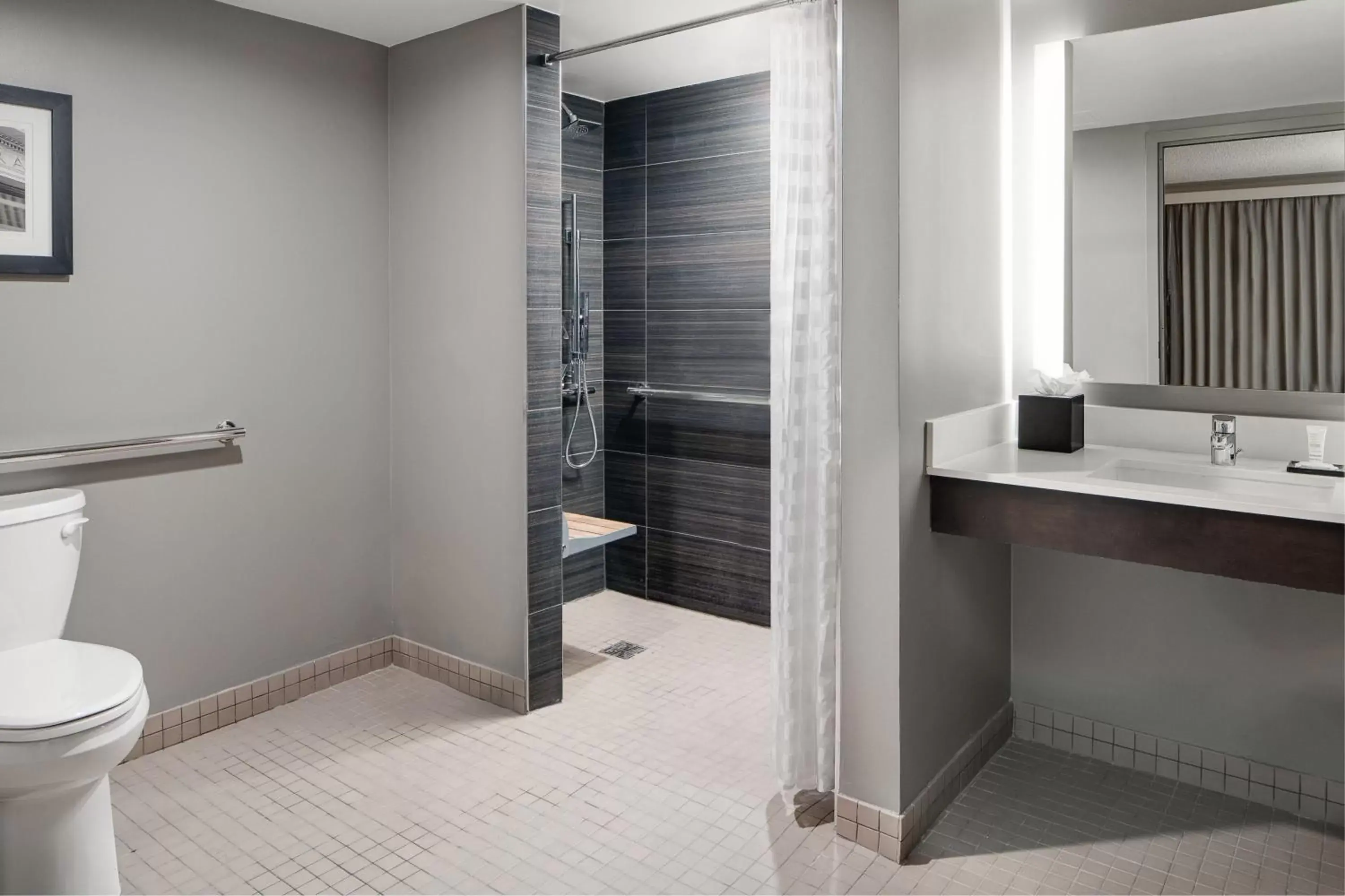 Bathroom in Dallas-Addison Marriott Quorum by the Galleria