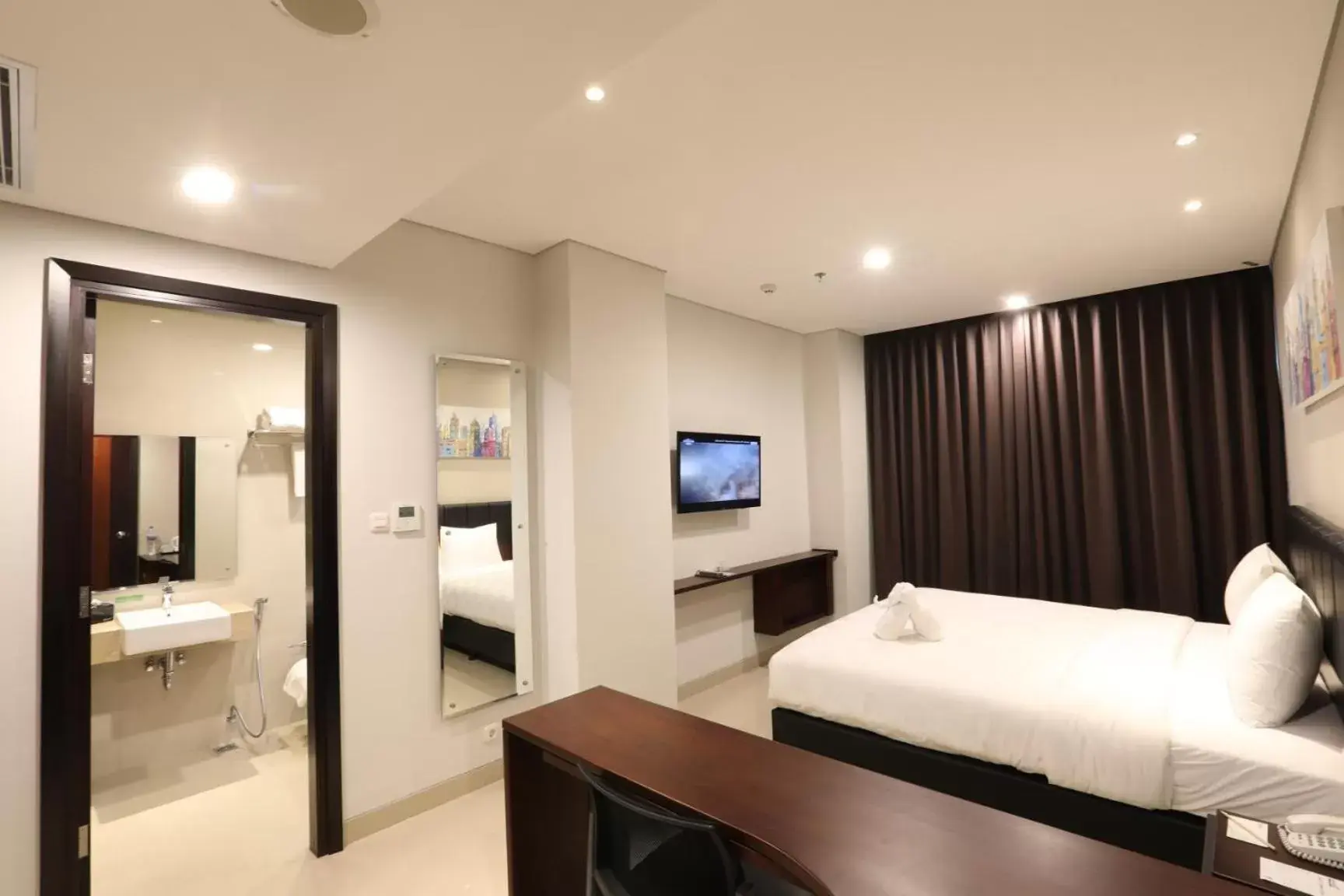 Bedroom, TV/Entertainment Center in PrimeBiz Hotel Surabaya