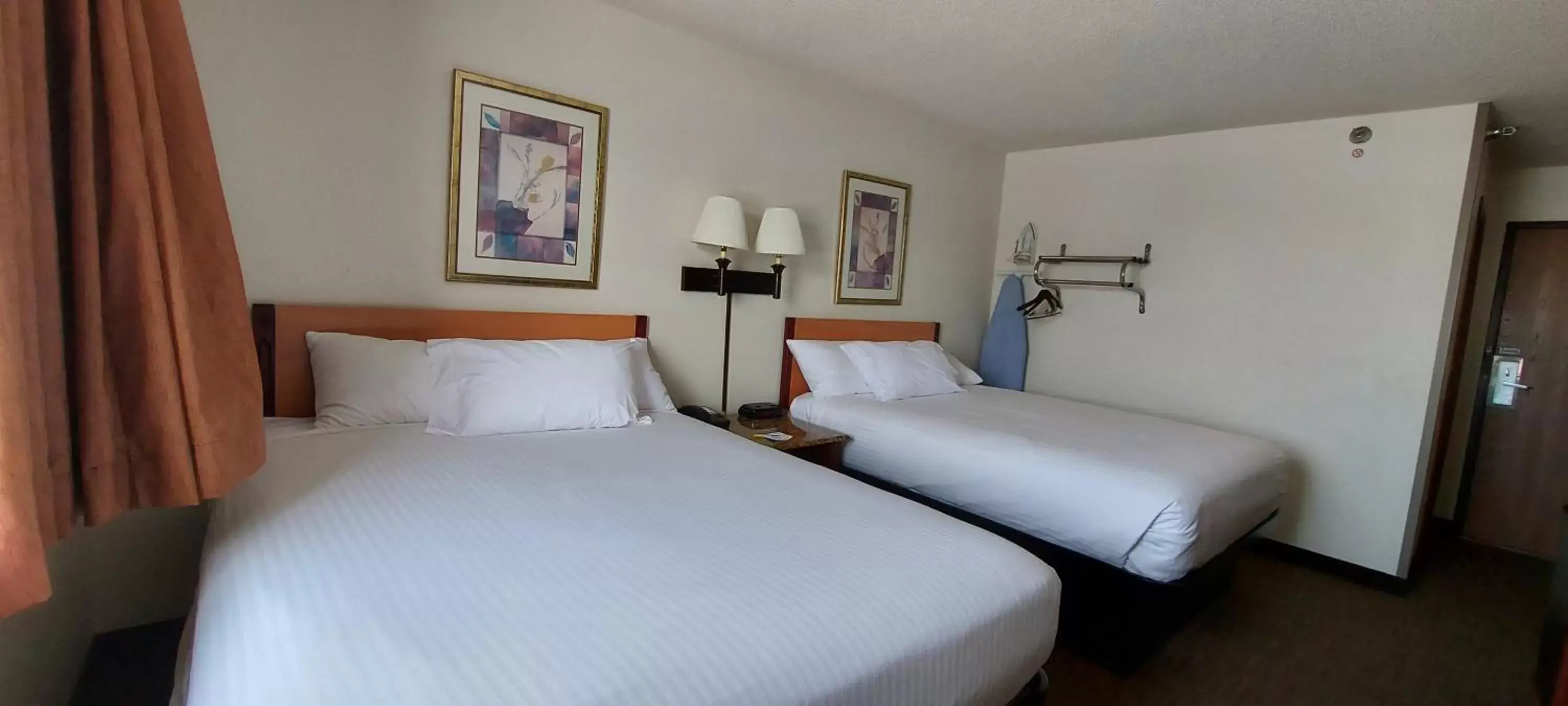 Photo of the whole room, Bed in Days Inn by Wyndham Willmar