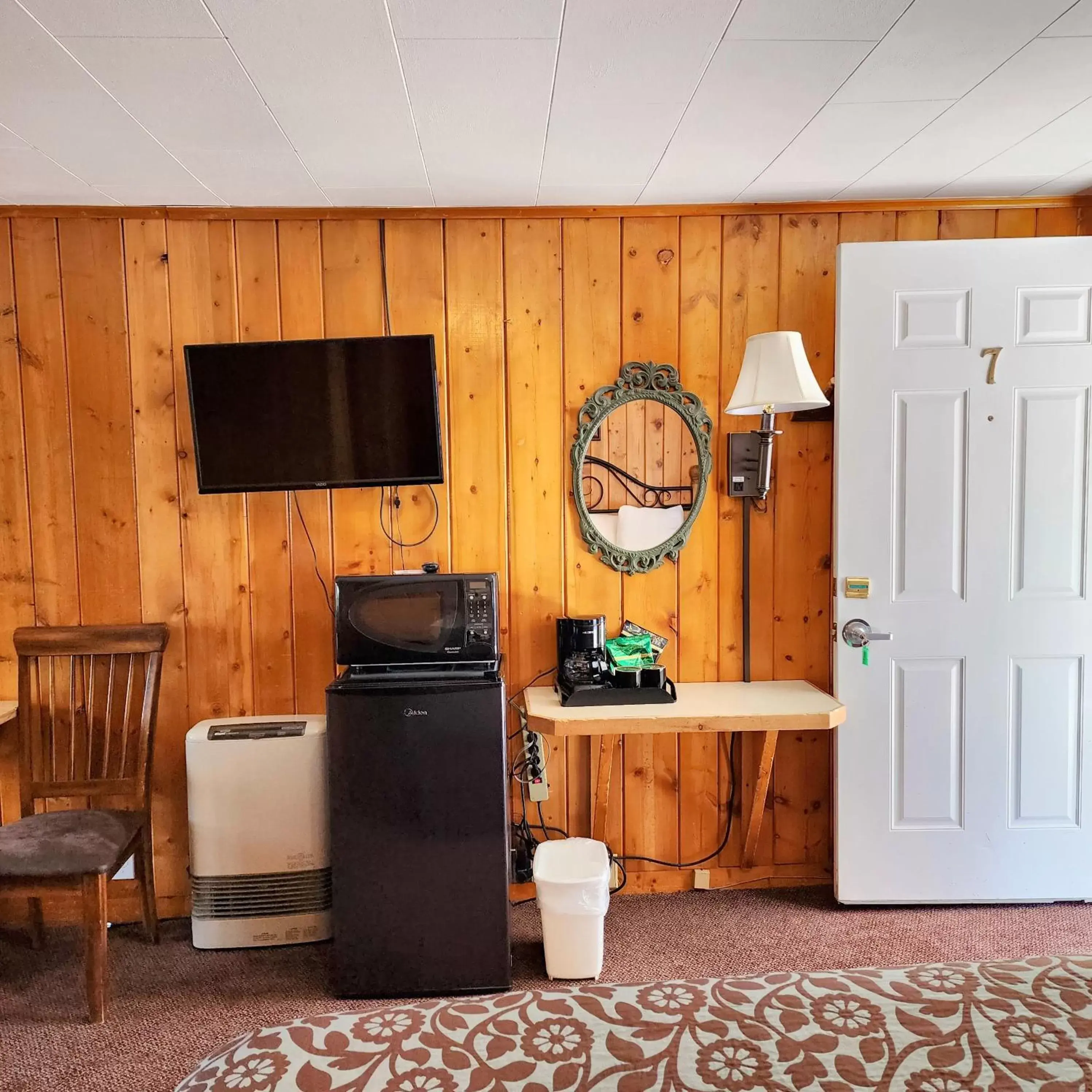 minibar, TV/Entertainment Center in Canyon Motel