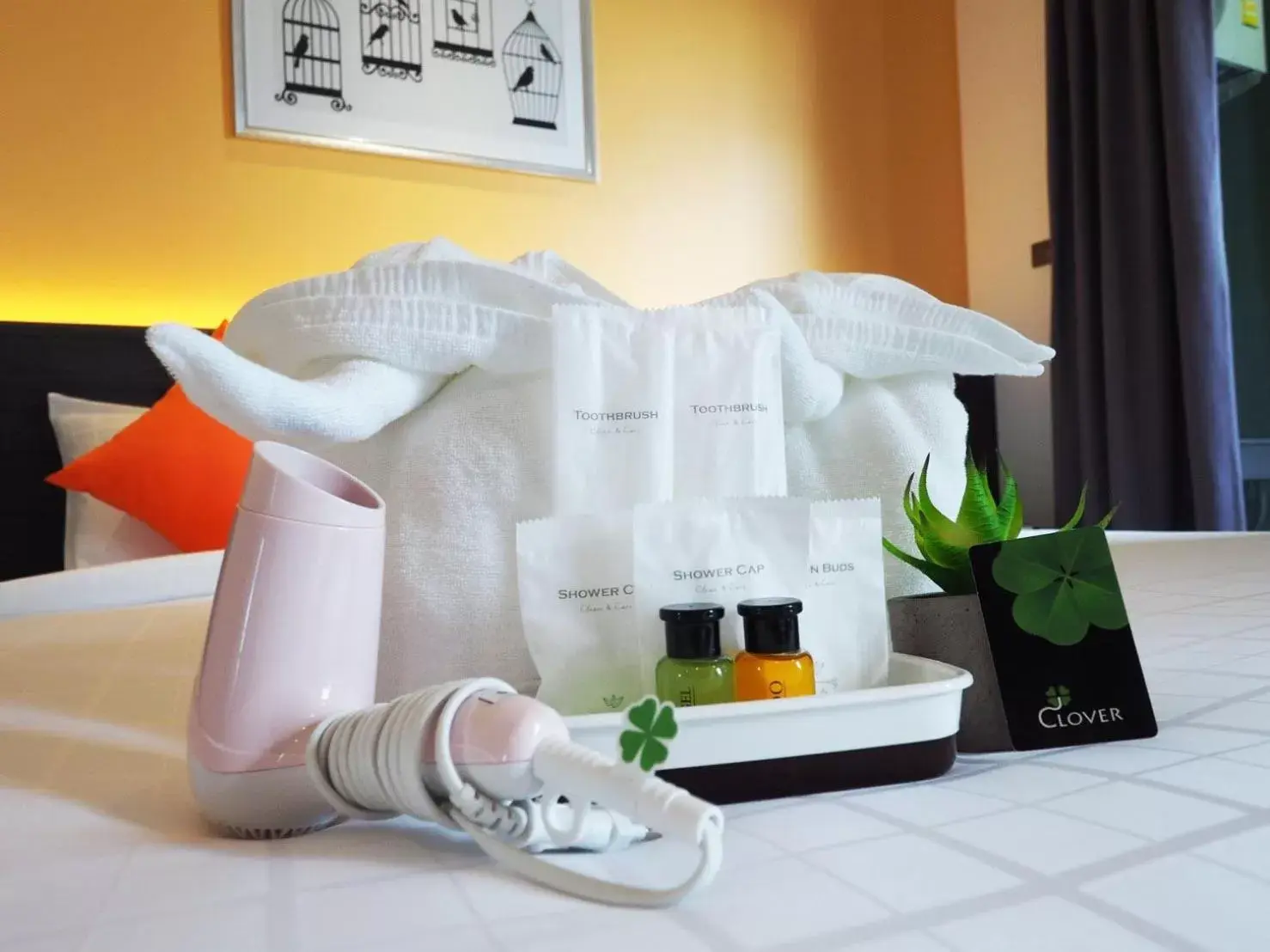 Property building, Bed in Clover Hotel Hatyai Property building, Bed in Clover Hotel Hatyai