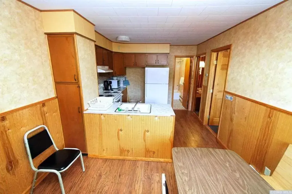 Dining area, Kitchen/Kitchenette in Red Ranch Inn