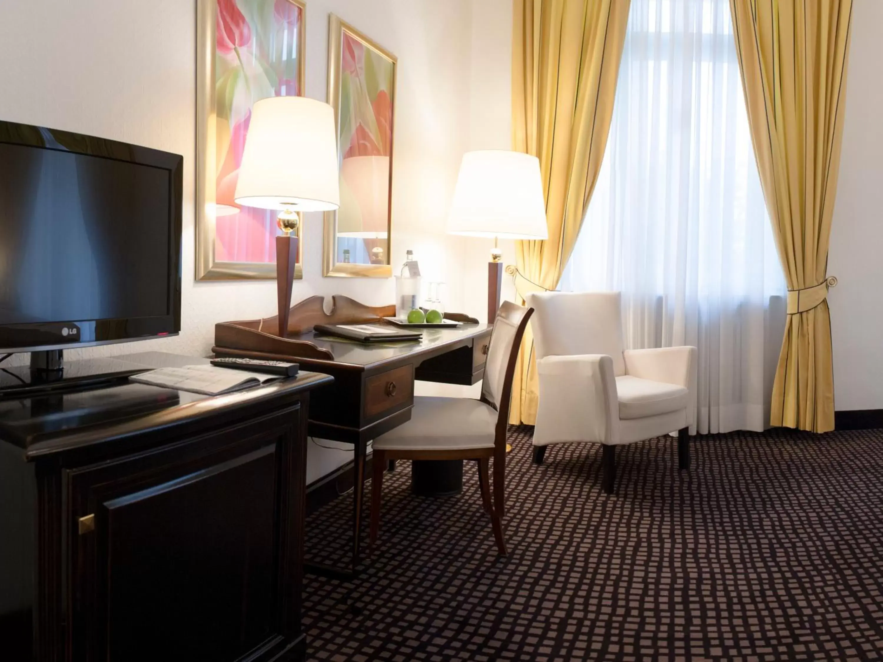 TV and multimedia, TV/Entertainment Center in Hotel am Sophienpark