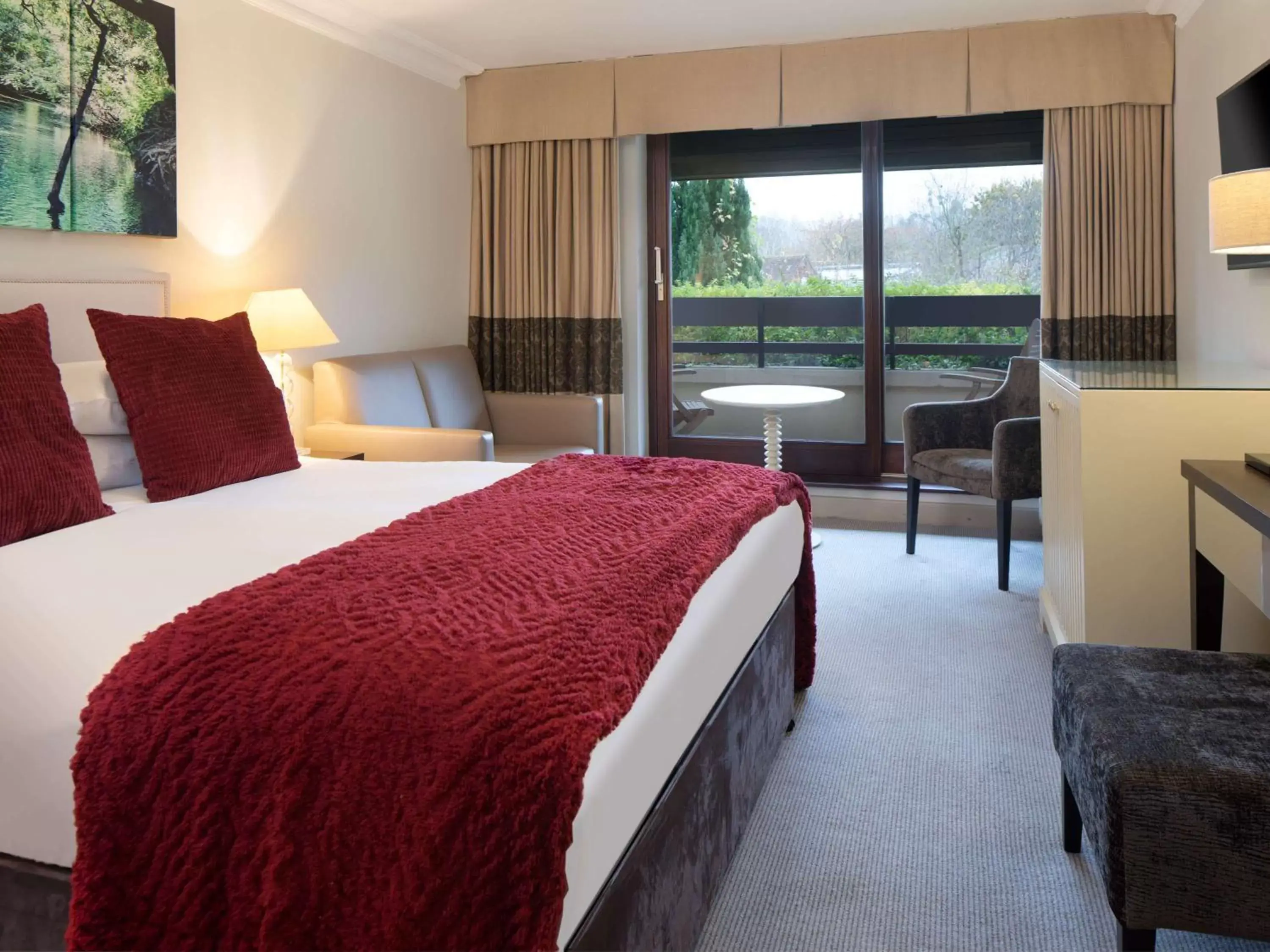 Photo of the whole room, Bed in Mercure Box Hill Burford Bridge Hotel