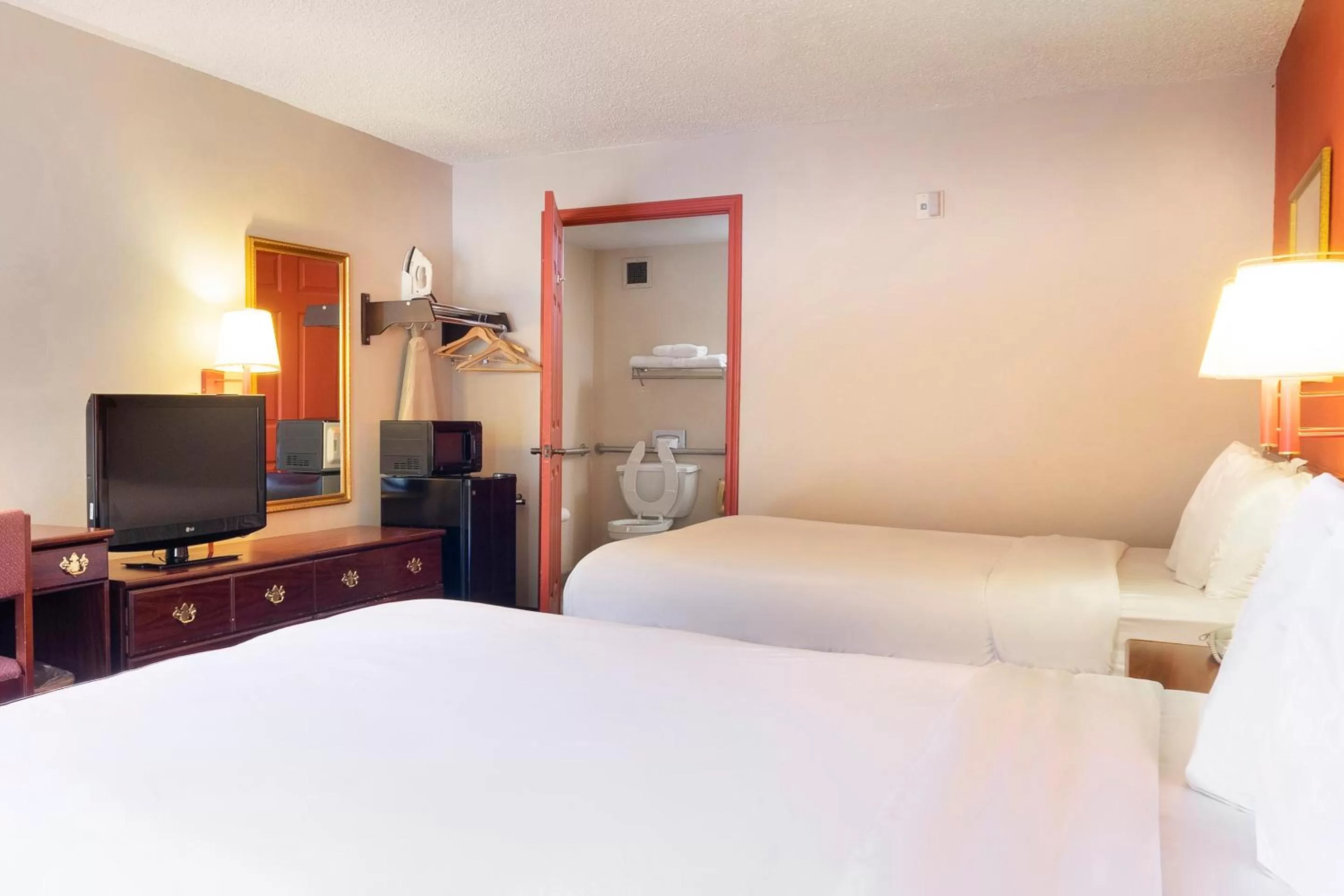 Bedroom, Bed in Days Inn by Wyndham Adairsville