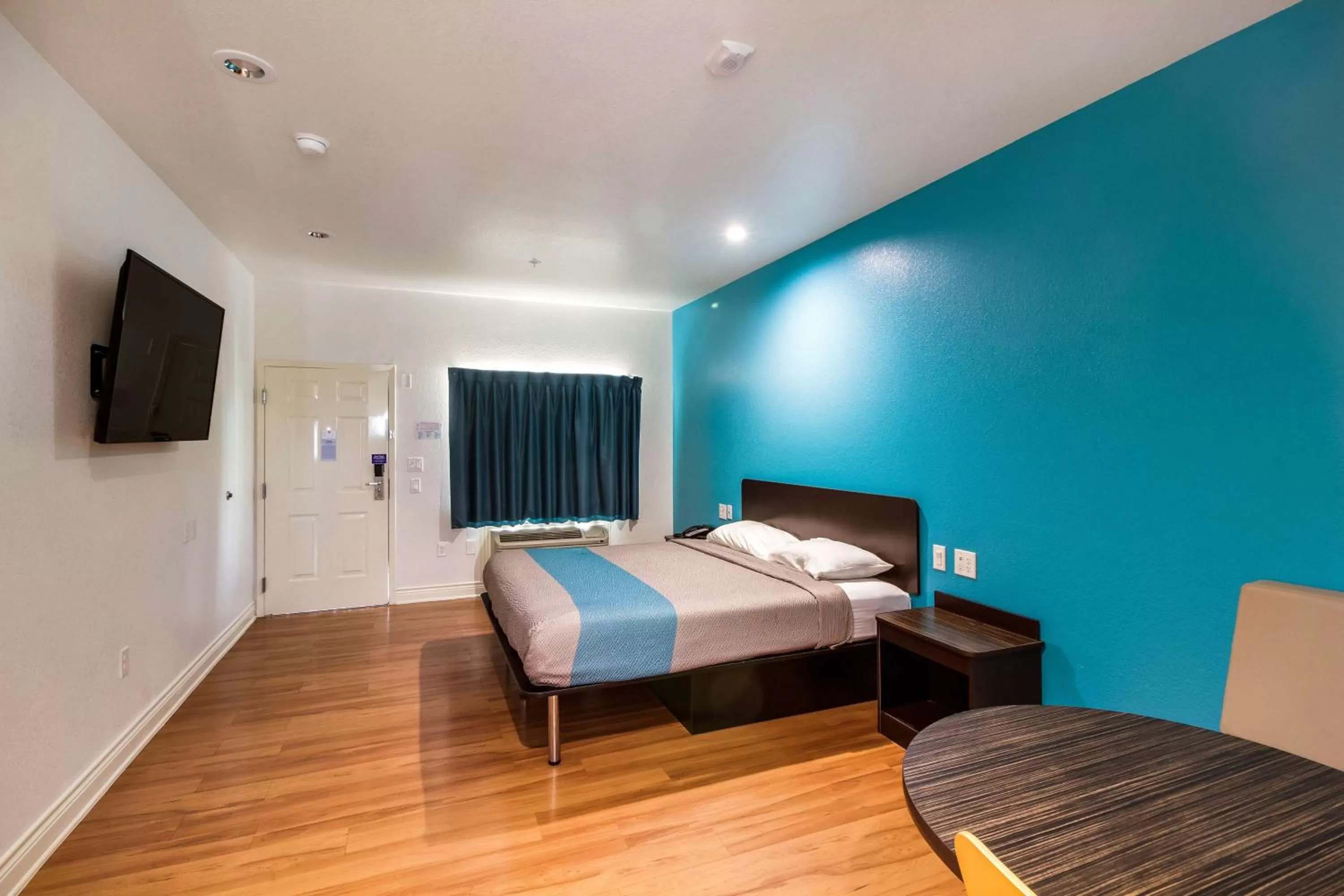 Photo of the whole room, Bed in Motel 6-Houston, TX - North