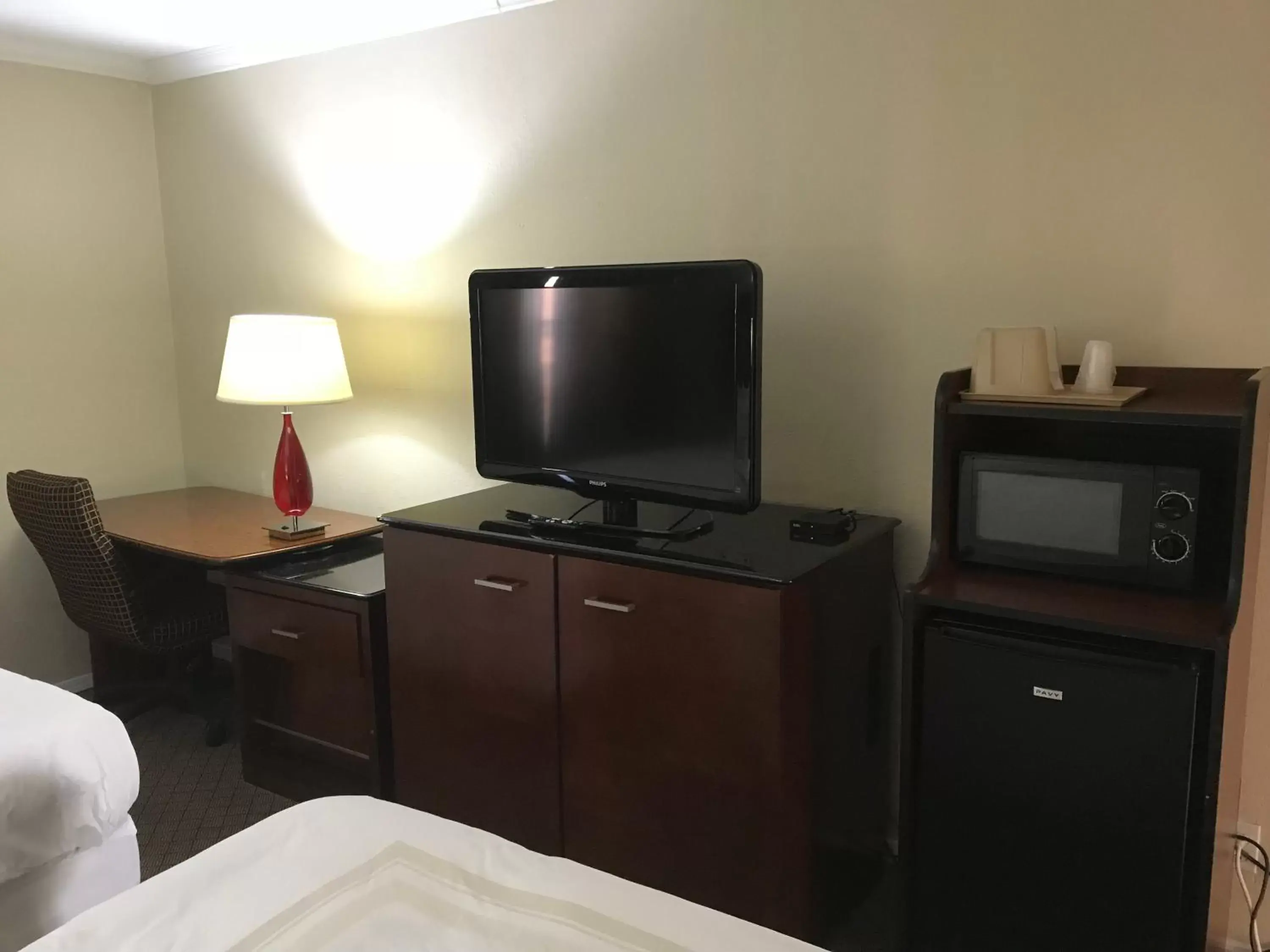 TV and multimedia, TV/Entertainment Center in Hometown Inn & Suites