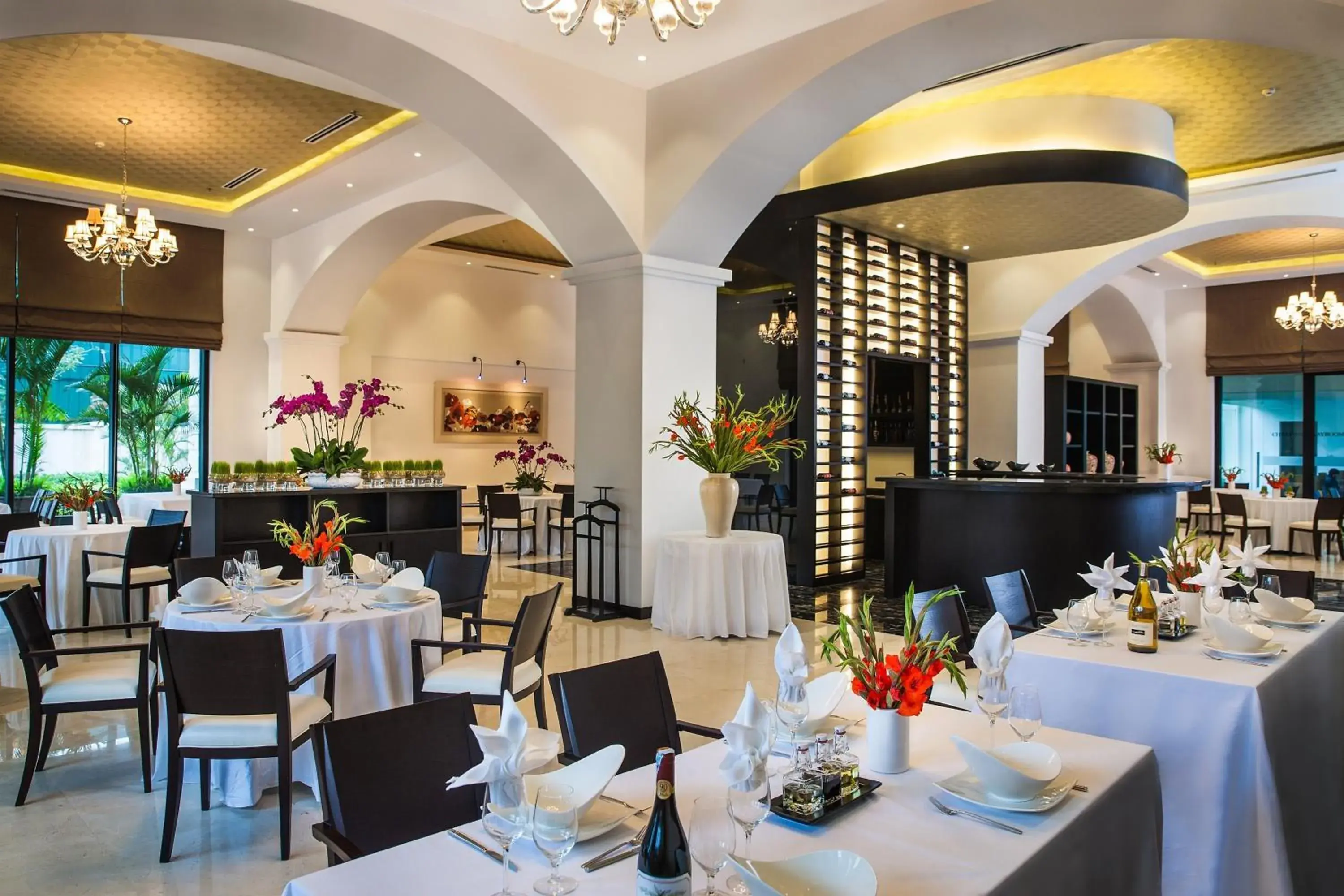 Restaurant/Places to Eat in Elegant Suites Westlake