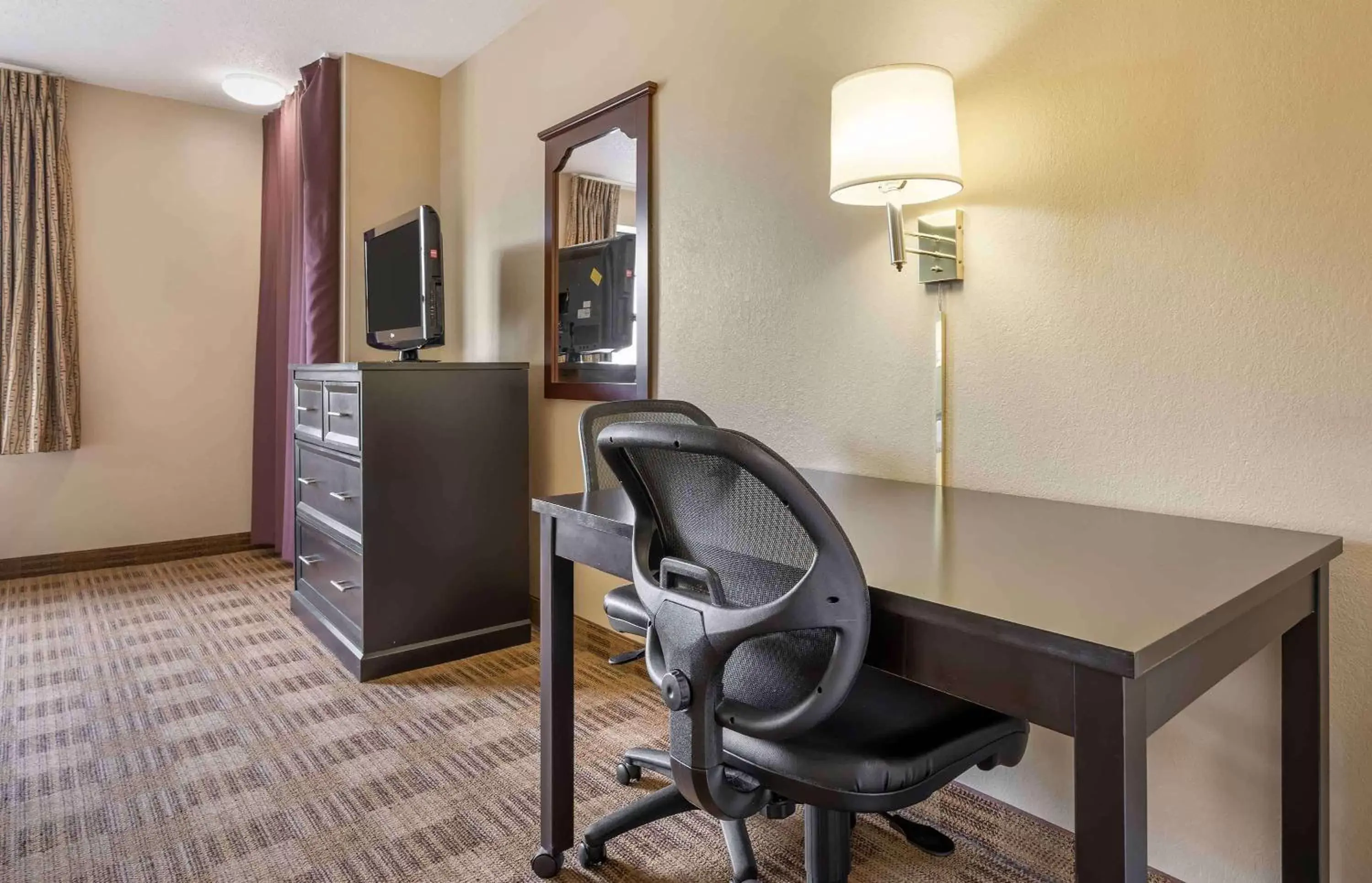 Bedroom, TV/Entertainment Center in Extended Stay America Suites - Bloomington - Normal
