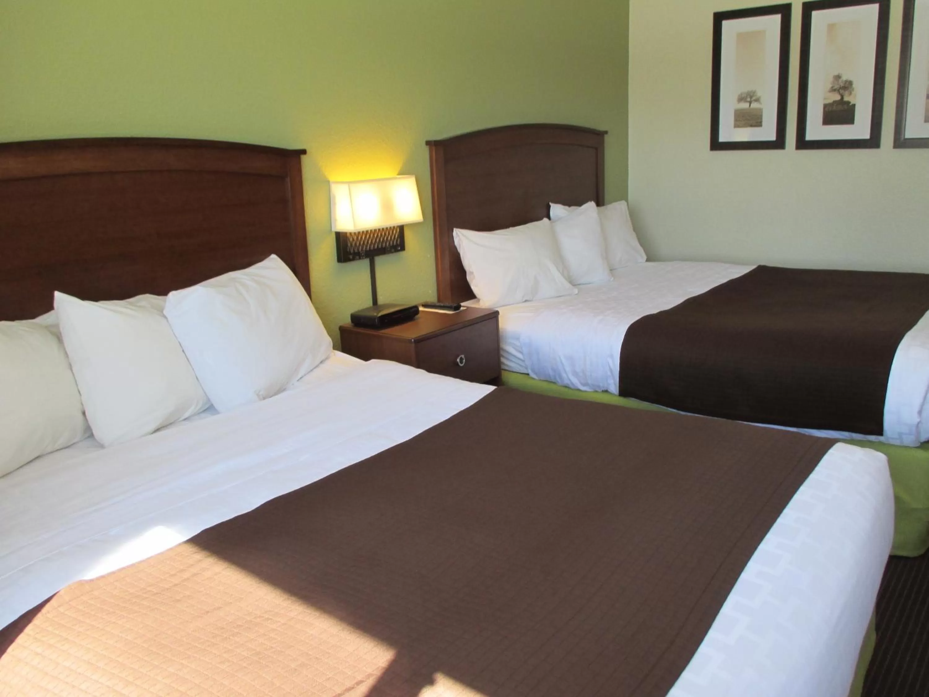 Bedroom, Bed in Cobblestone Hotel & Suites - Wisconsin Rapids