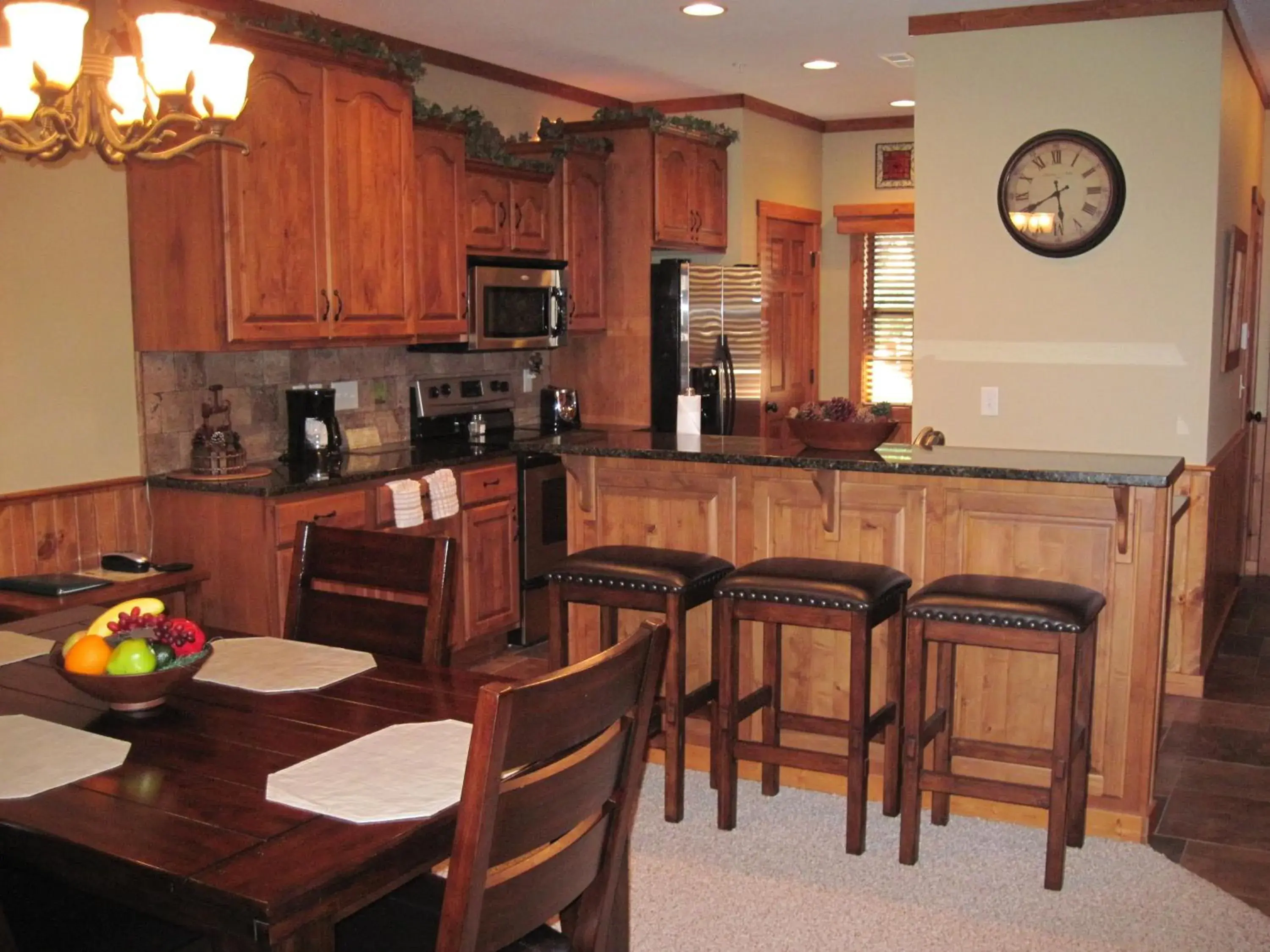 Dining area, Kitchen/Kitchenette in The Village At Indian Point Resort