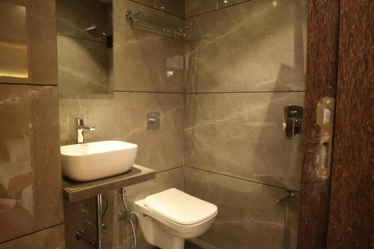 Shower, Bathroom in Maple Inn