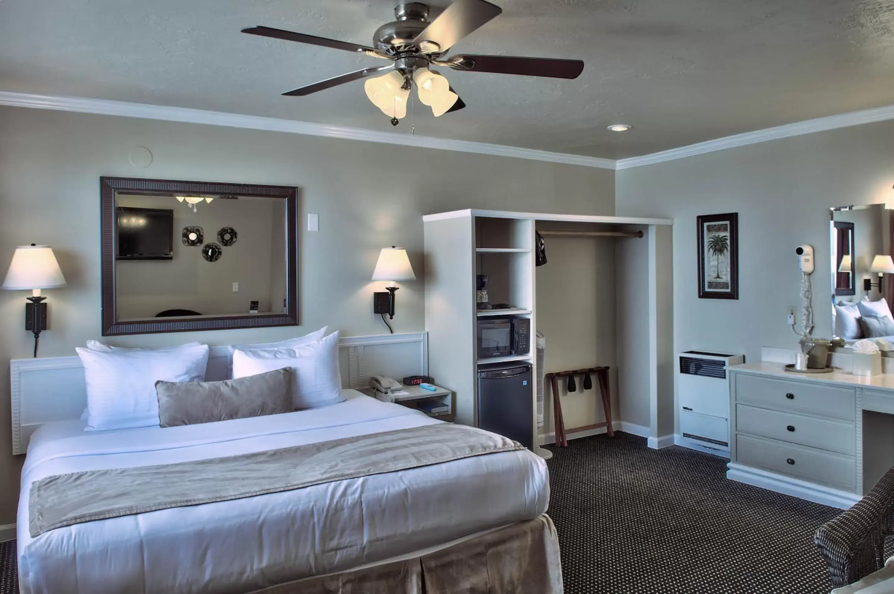 Bed in Lovers Point Inn Bed in Lovers Point Inn