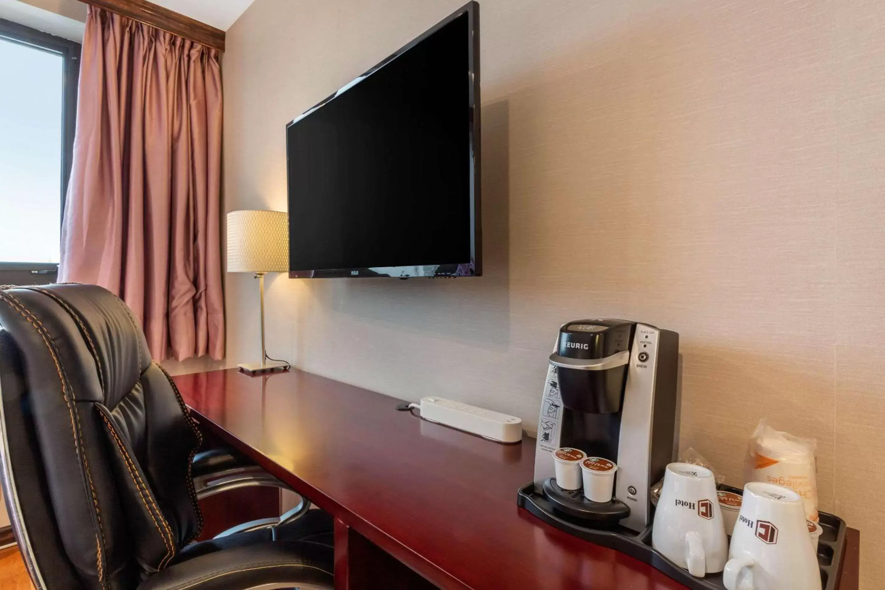 Photo of the whole room, TV/Entertainment Center in The L Hotel, Ascend Hotel Collection