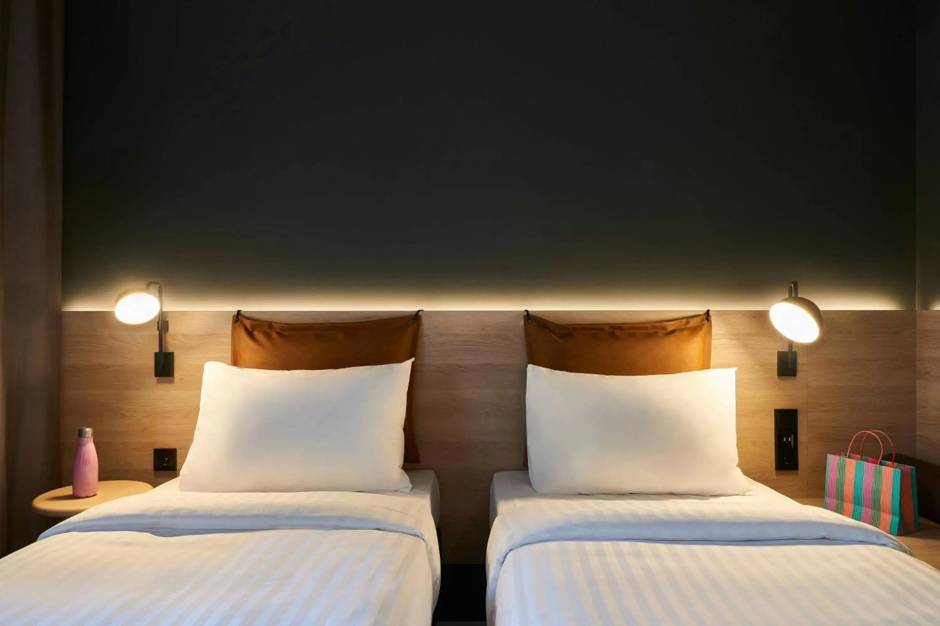 Photo of the whole room, Bed in Moxy Essen City