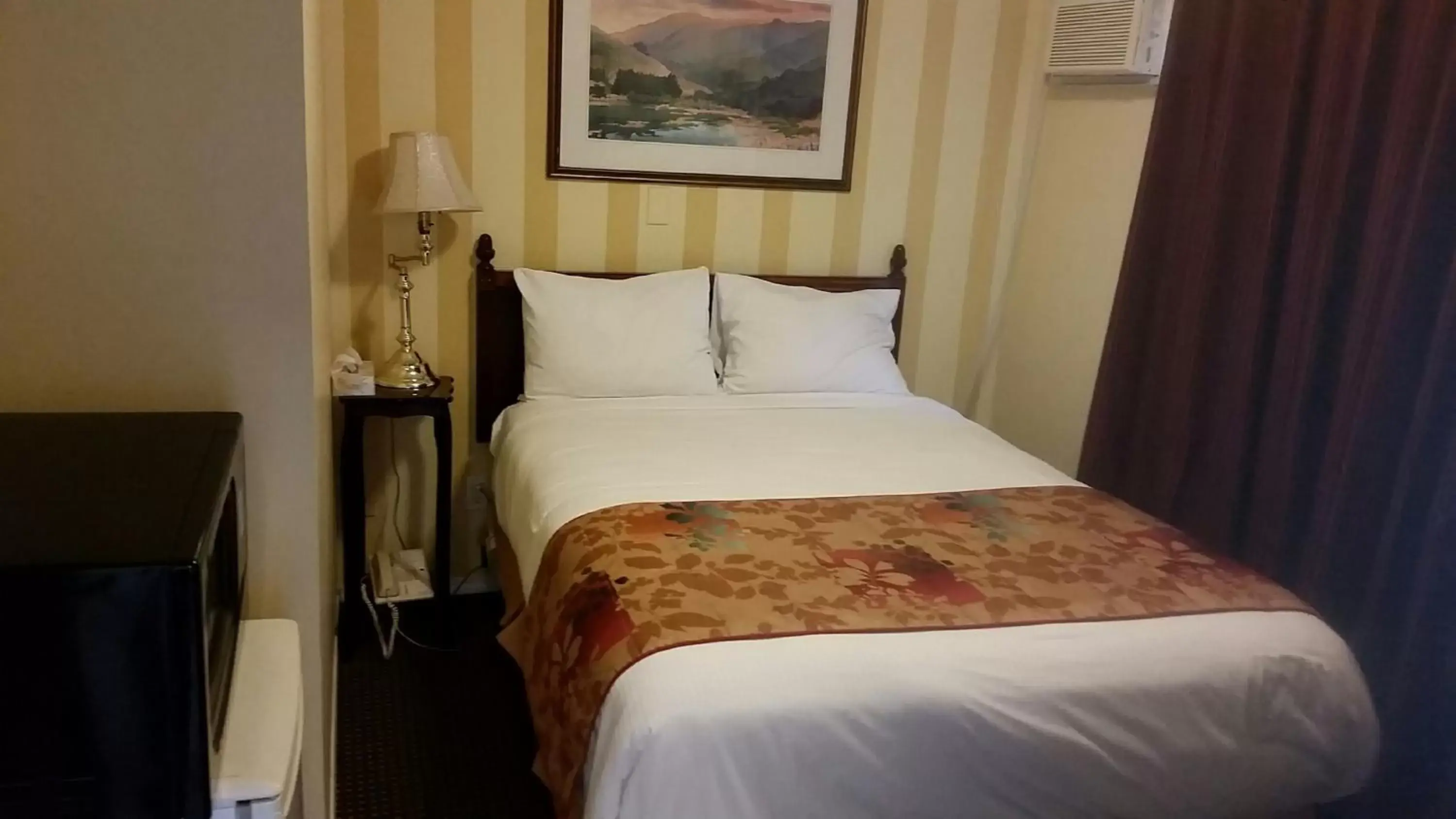 Small Single Room in Arbutus Inn