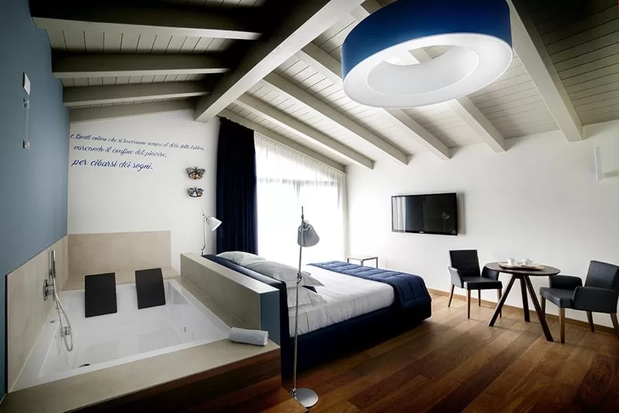 Hot Tub, Bed in K-Farm