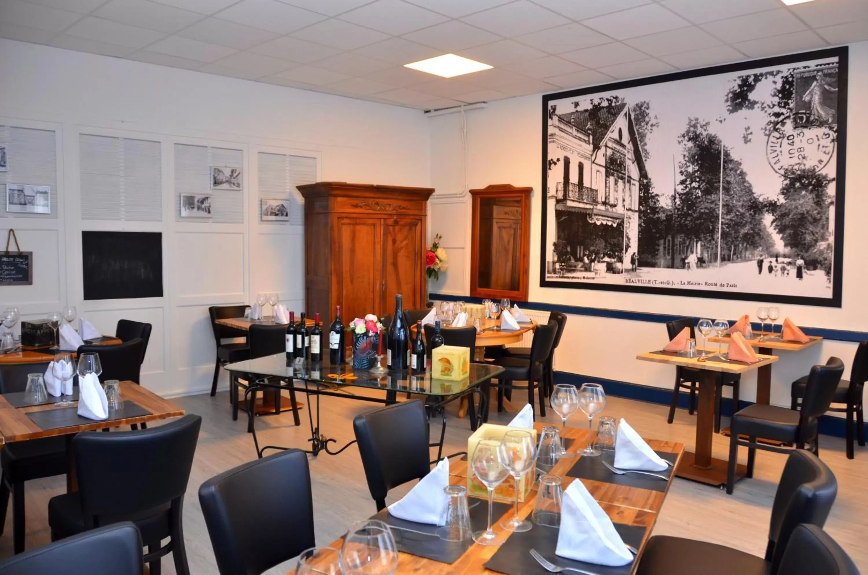 Restaurant/Places to Eat in Aux Lys d'Or