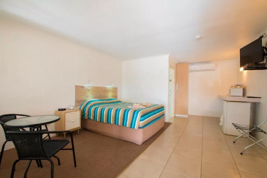 Photo of the whole room, Bed in A & A Motel