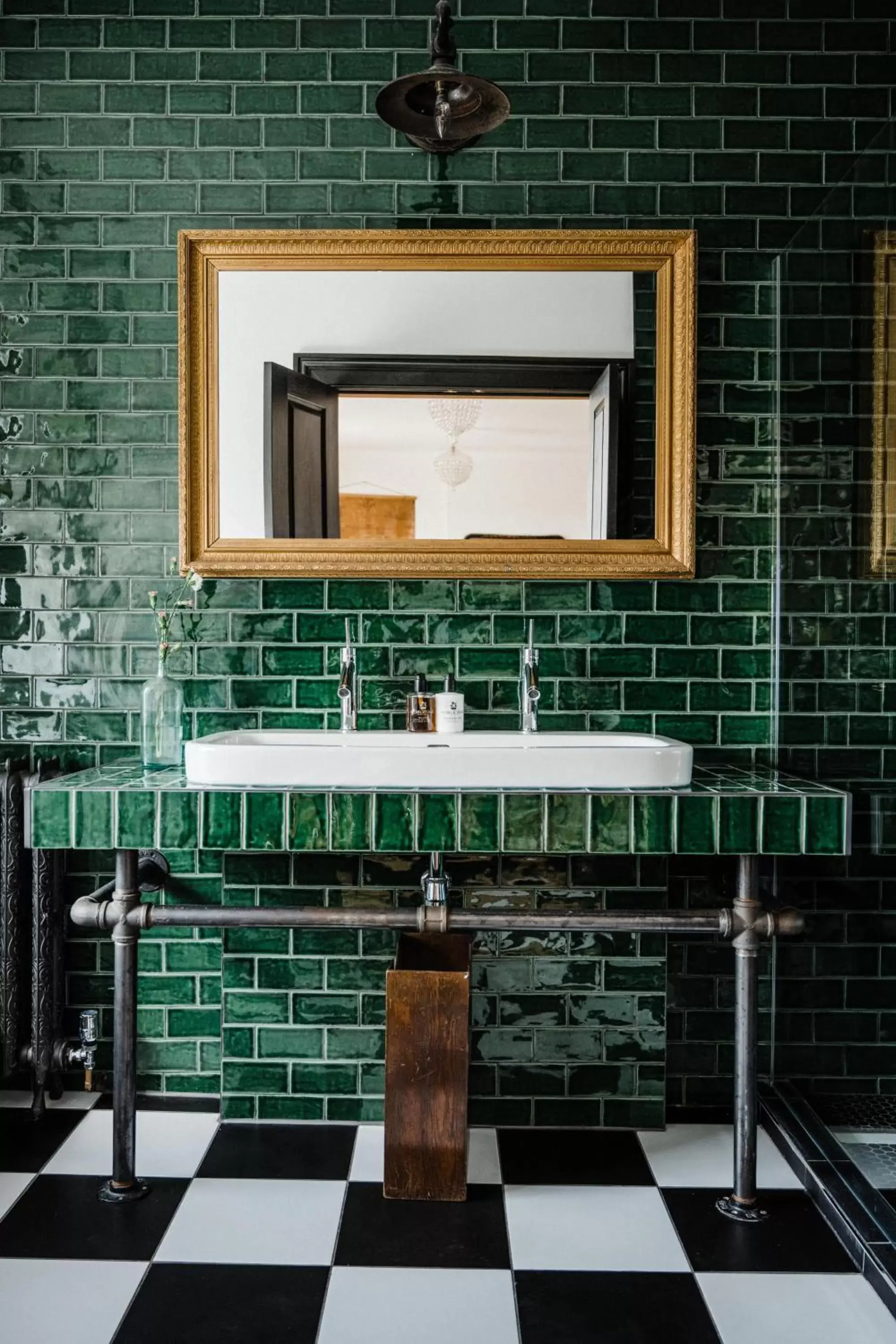 Bathroom in The Crooked Swan