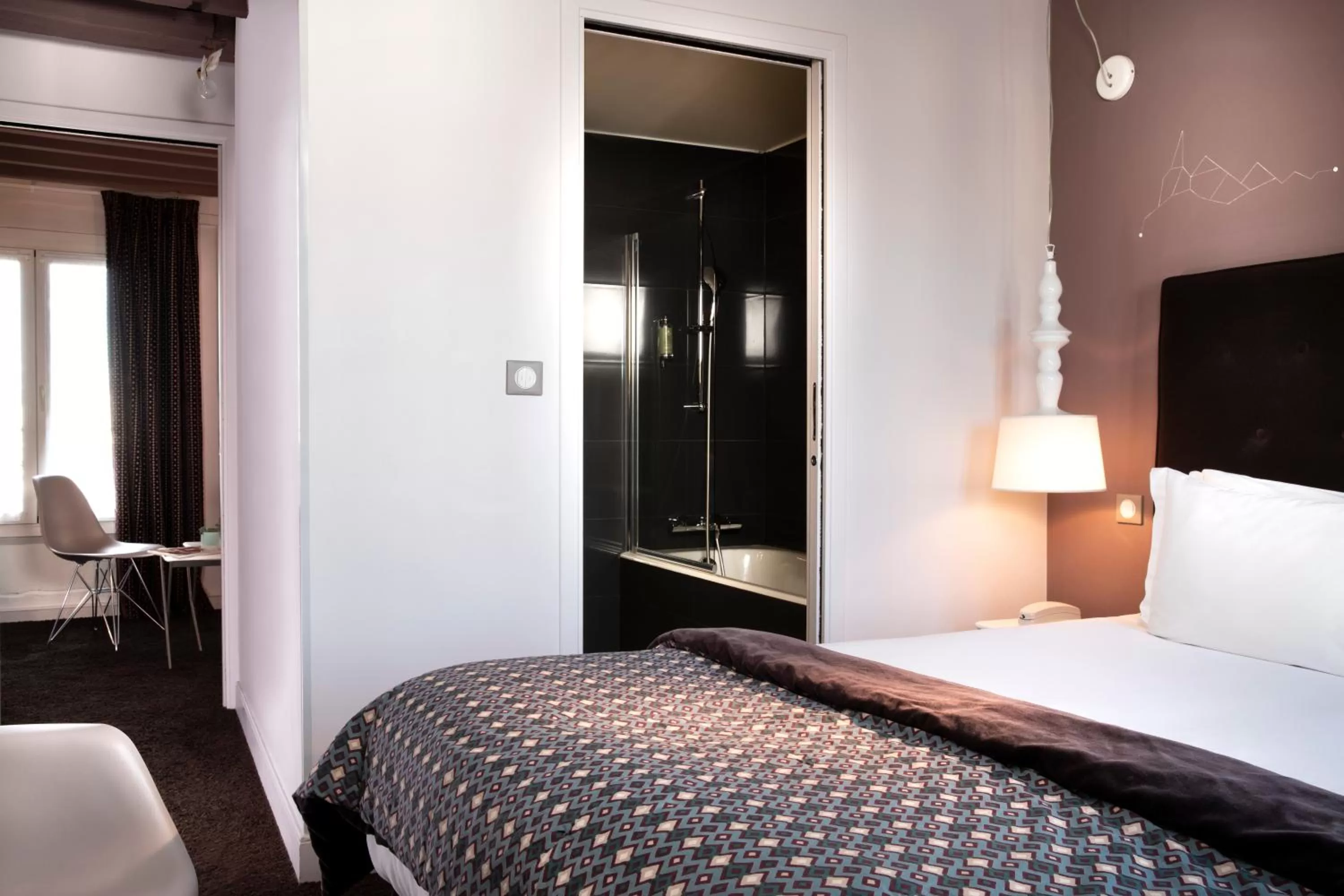 Bathroom, Bed in Hôtel Marais Hôme