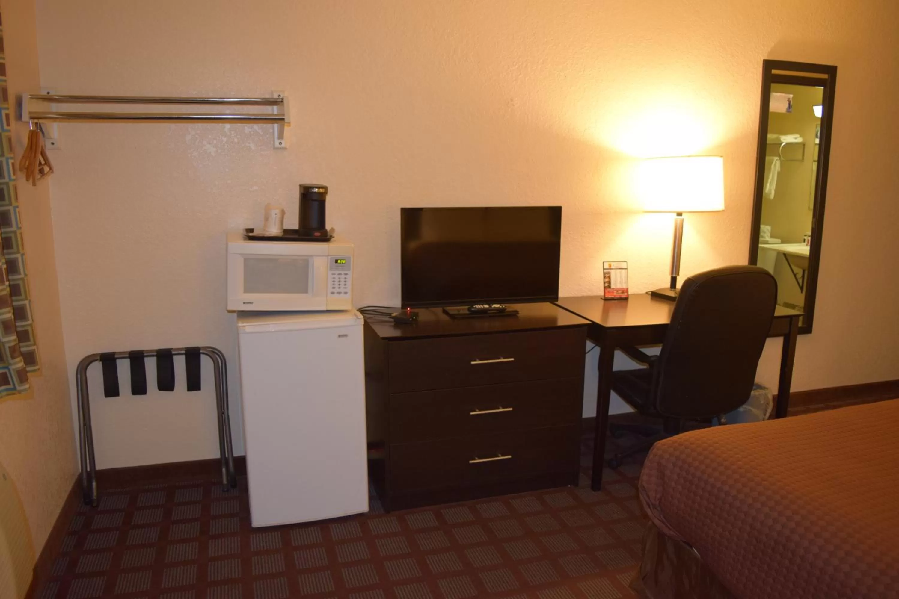 Communal lounge/ TV room in Super 8 by Wyndham Saginaw