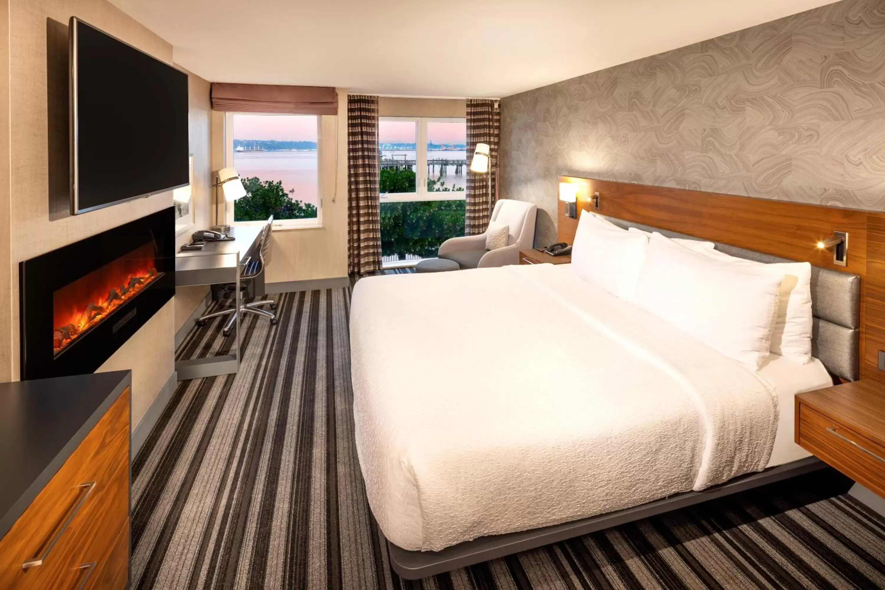 Deluxe King Room with Bay View in Silver Cloud Hotel Tacoma Waterfront Deluxe King Room with Bay View in Silver Cloud Hotel Tacoma Waterfront