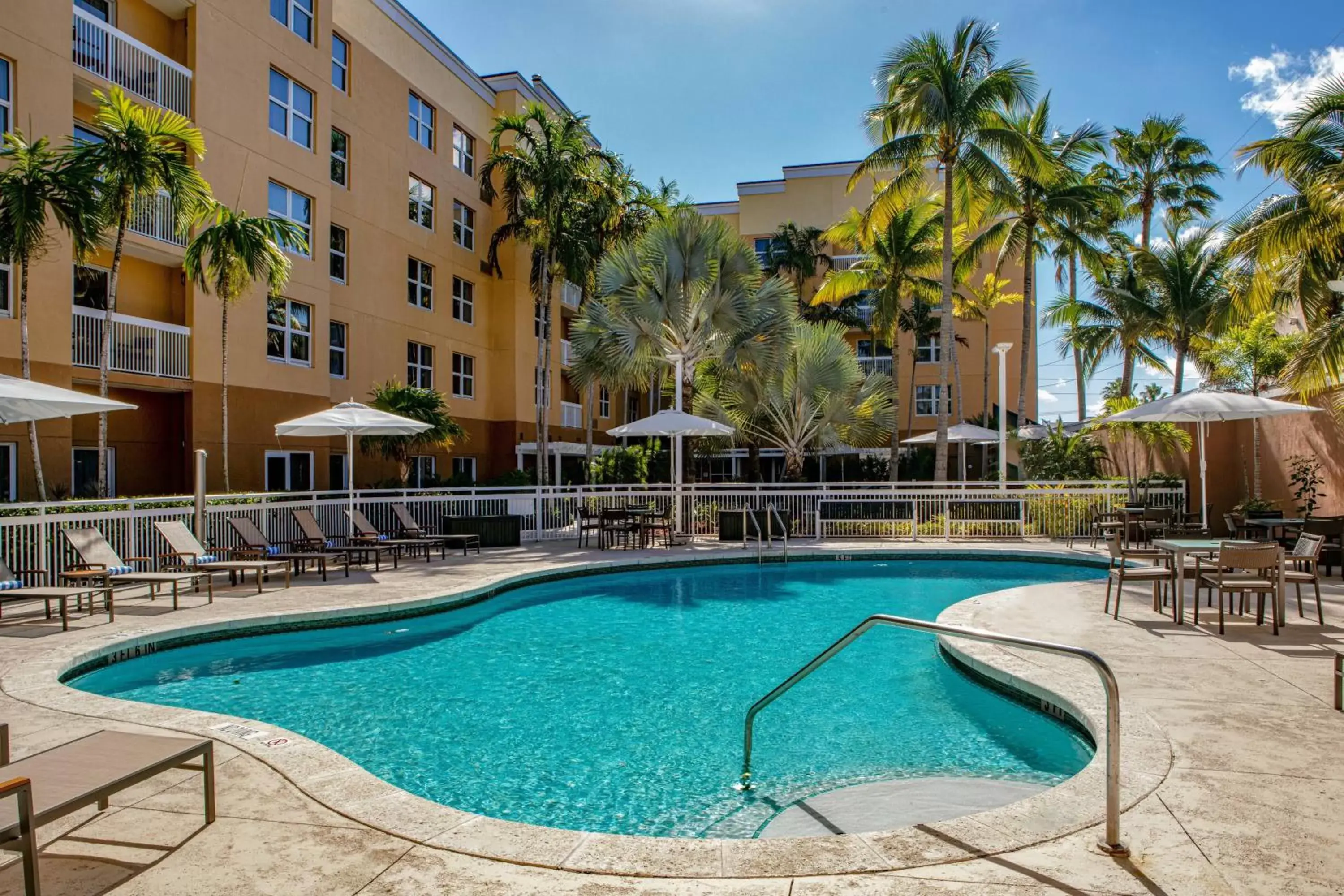 Swimming Pool in Courtyard by Marriott Miami Aventura Mall