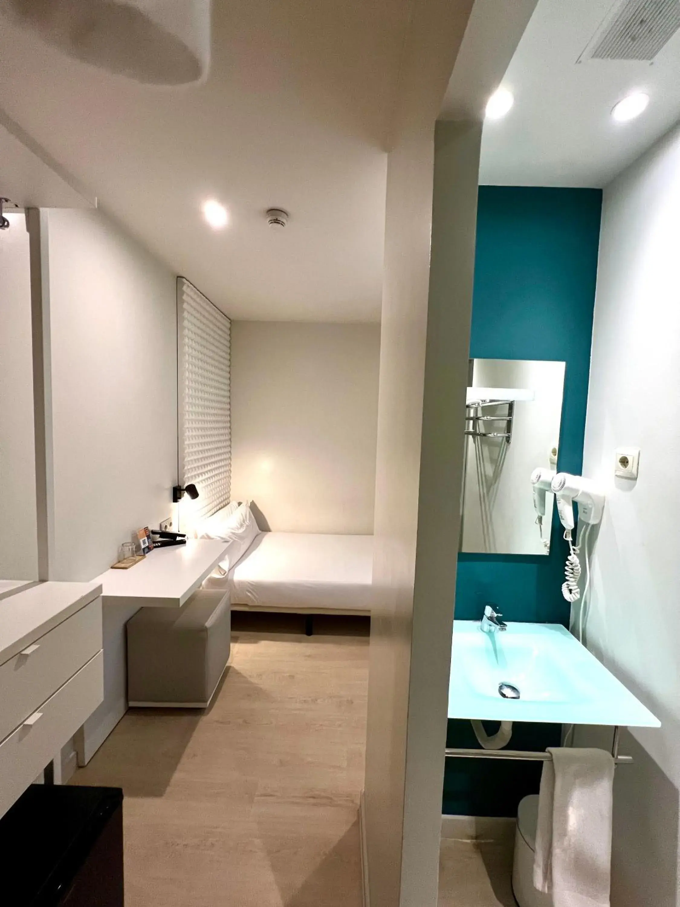 Photo of the whole room, Bathroom in Urban Sea Hotel Atocha 113