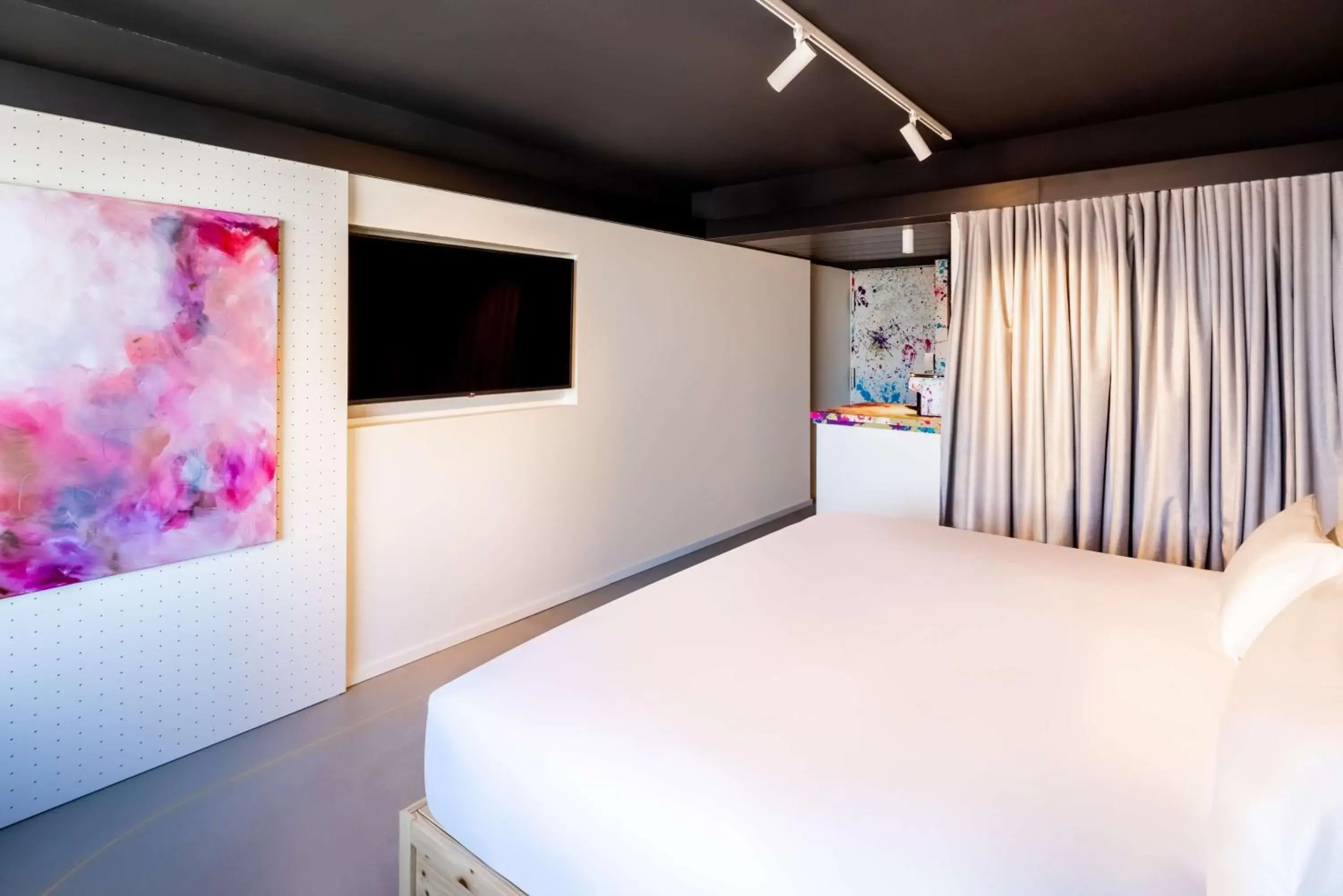 Bedroom, TV/Entertainment Center in nhow Brussels Bloom