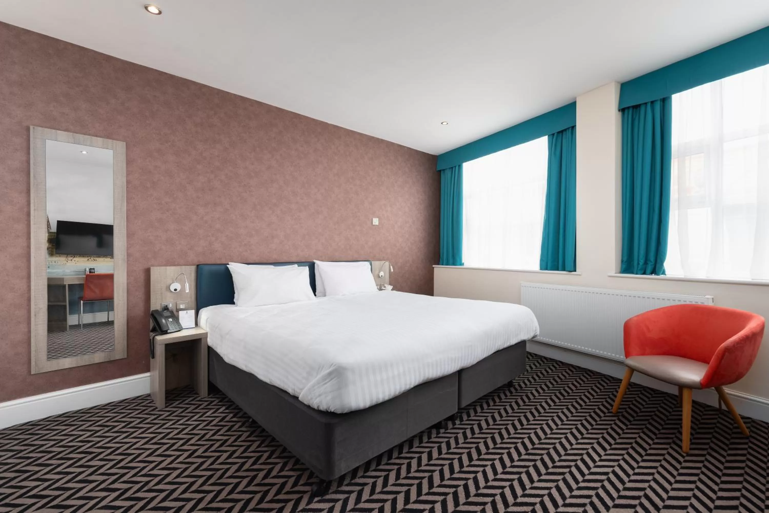 Superior King Room - Mobility Accessible in Best Western Carlton Hotel