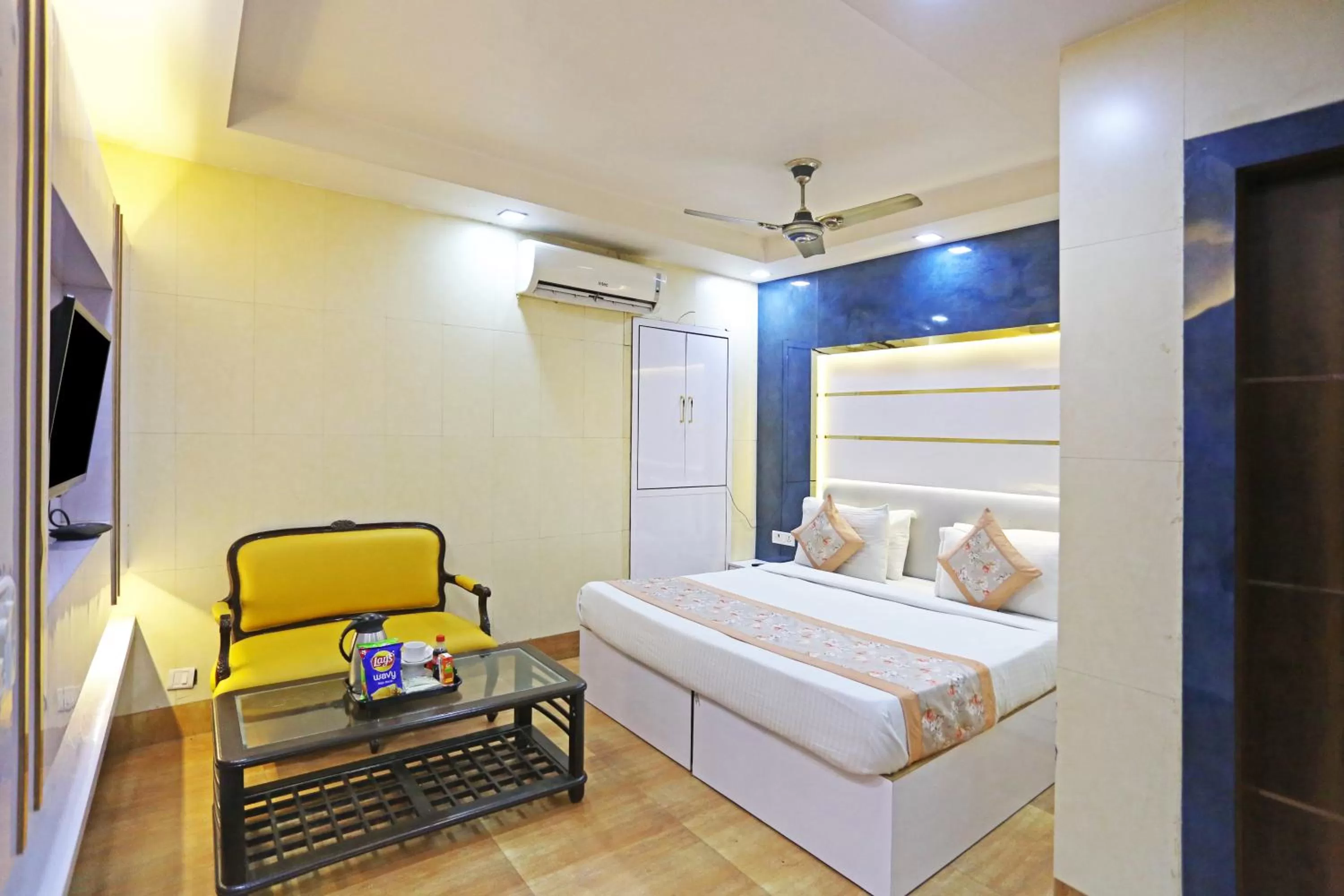 TV and multimedia, Bed in Hotel Preet Palace -5 Mints Walk From Nizamuddin Railway Station