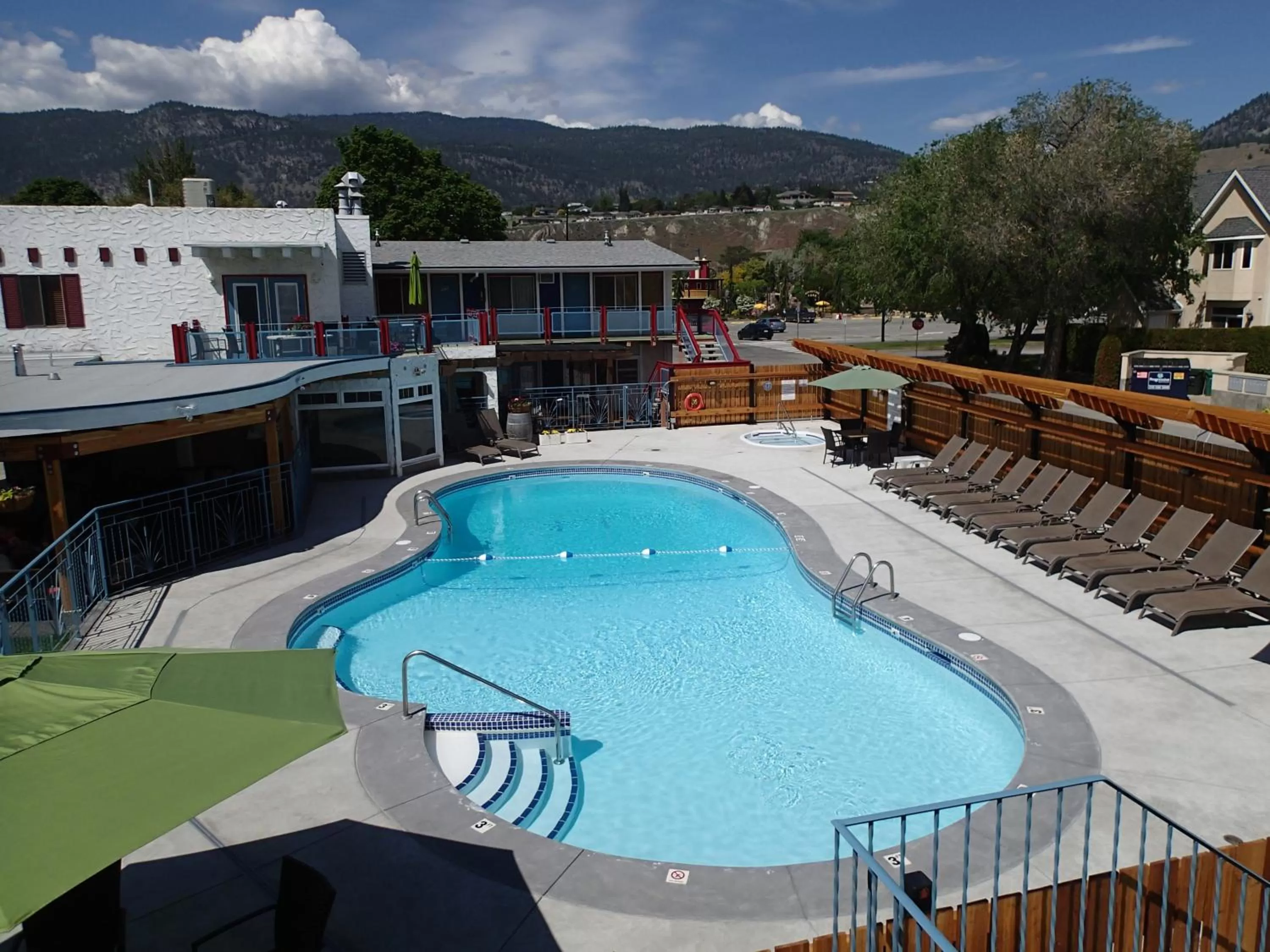 Swimming pool in Bowmont Motel