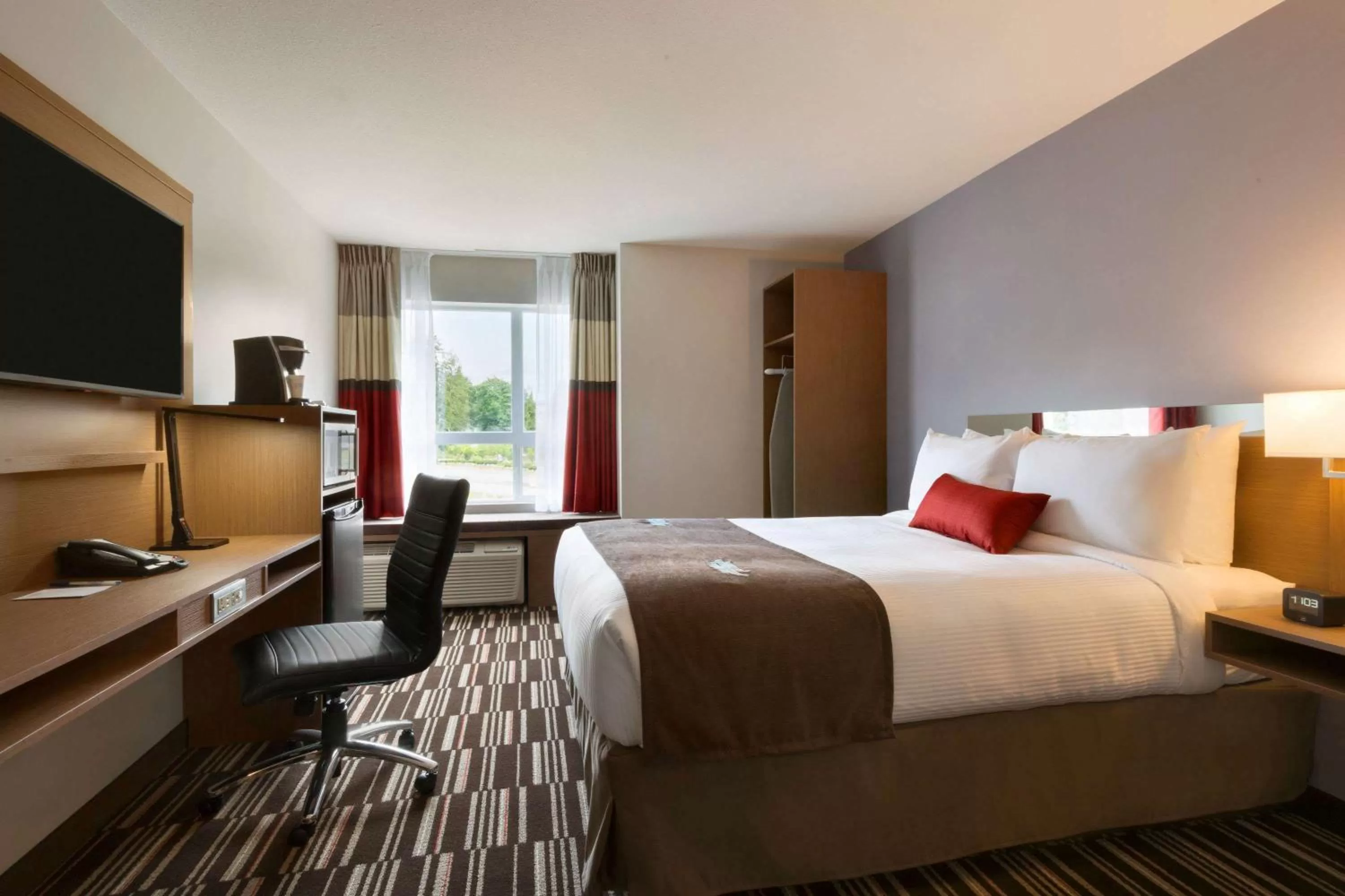 Business Queen Room with Rainforest View - Non-Smoking in Microtel Inn & Suites by Wyndham Oyster Bay Ladysmith