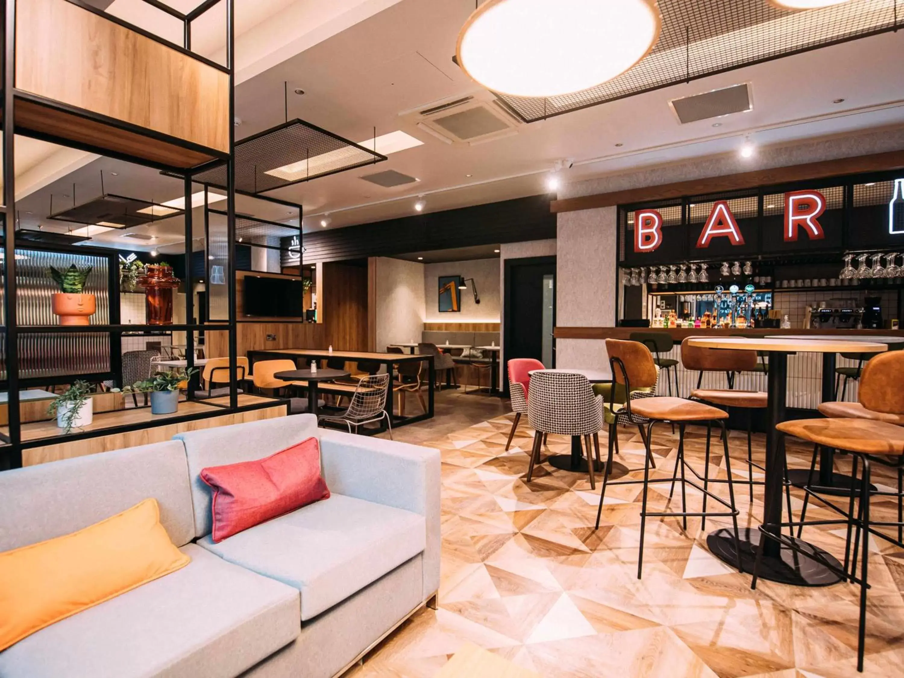 Lounge or bar, Lounge/Bar in ibis Belfast City Centre