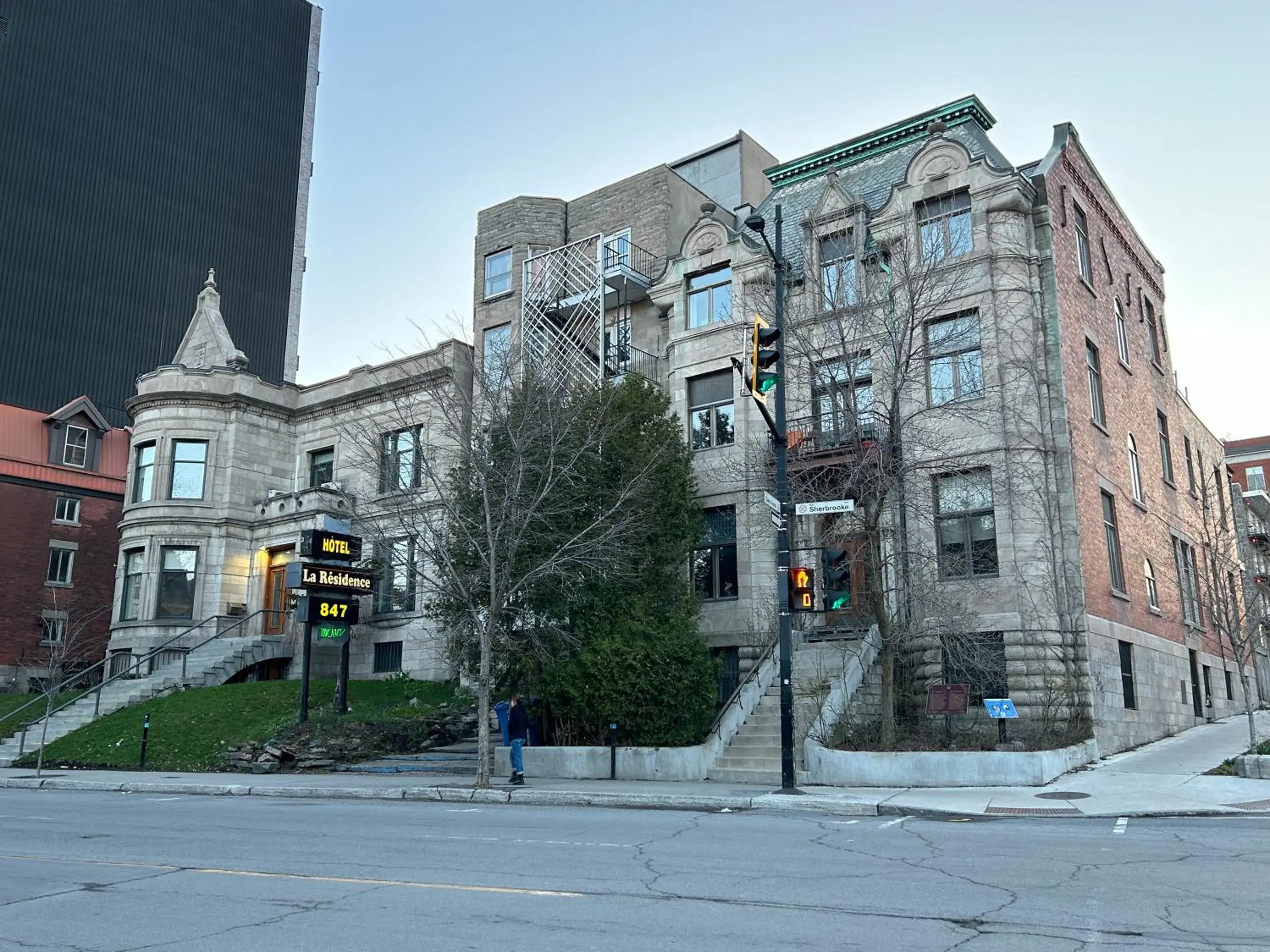 Property Building in Hotel La Residence du Voyageur