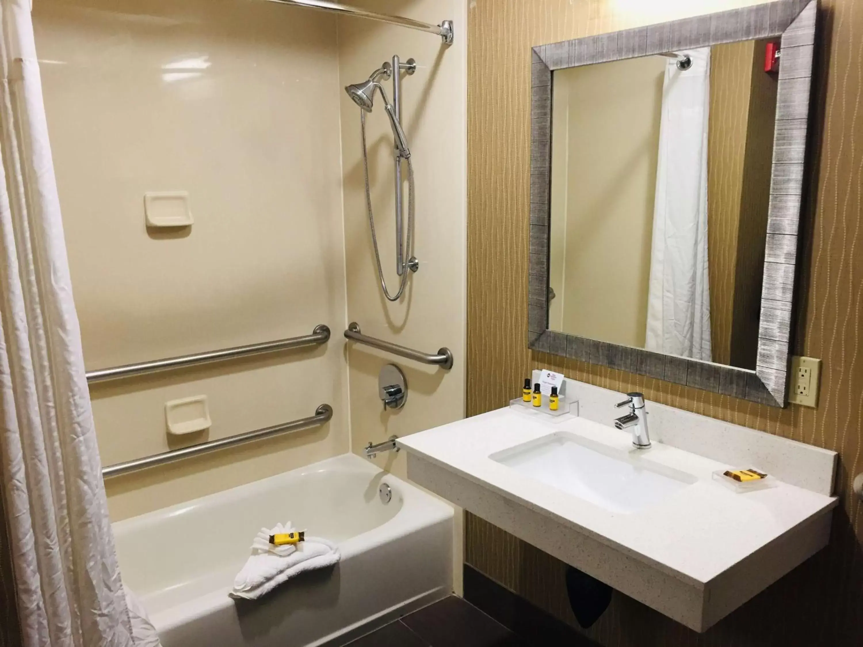 Bathroom in Best Western Plus Portland Airport Hotel & Suites