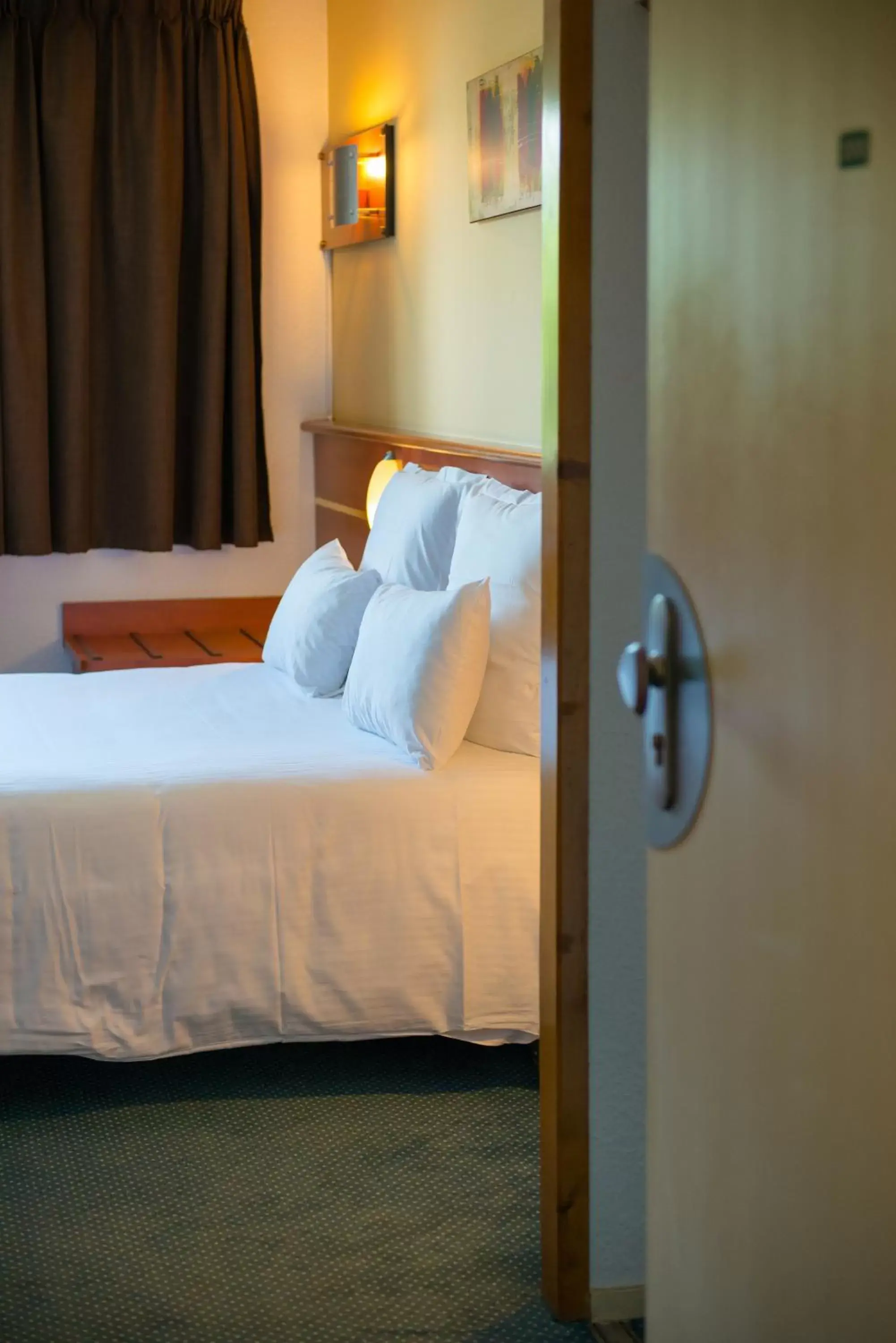 Bed in Brit Hotel Blois - Le Préma