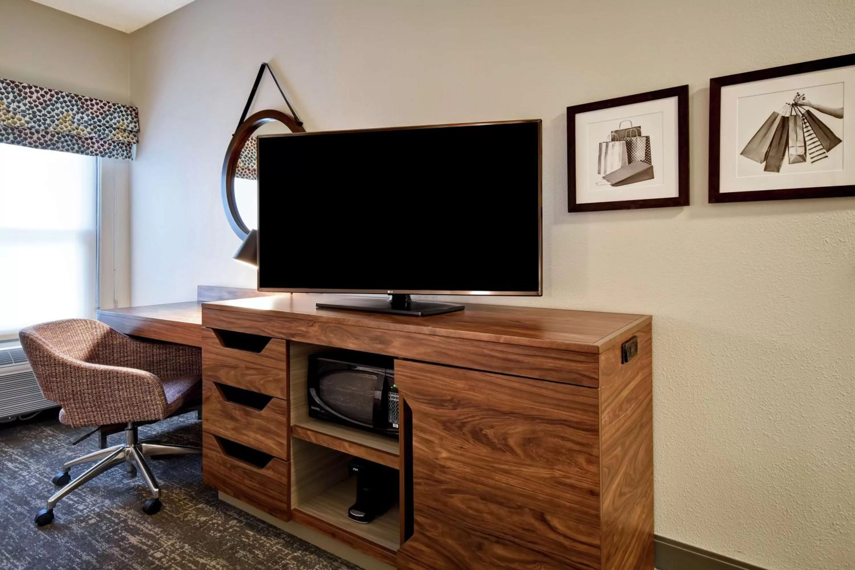 Bedroom in Hampton Inn Atlanta-Mall Of Georgia