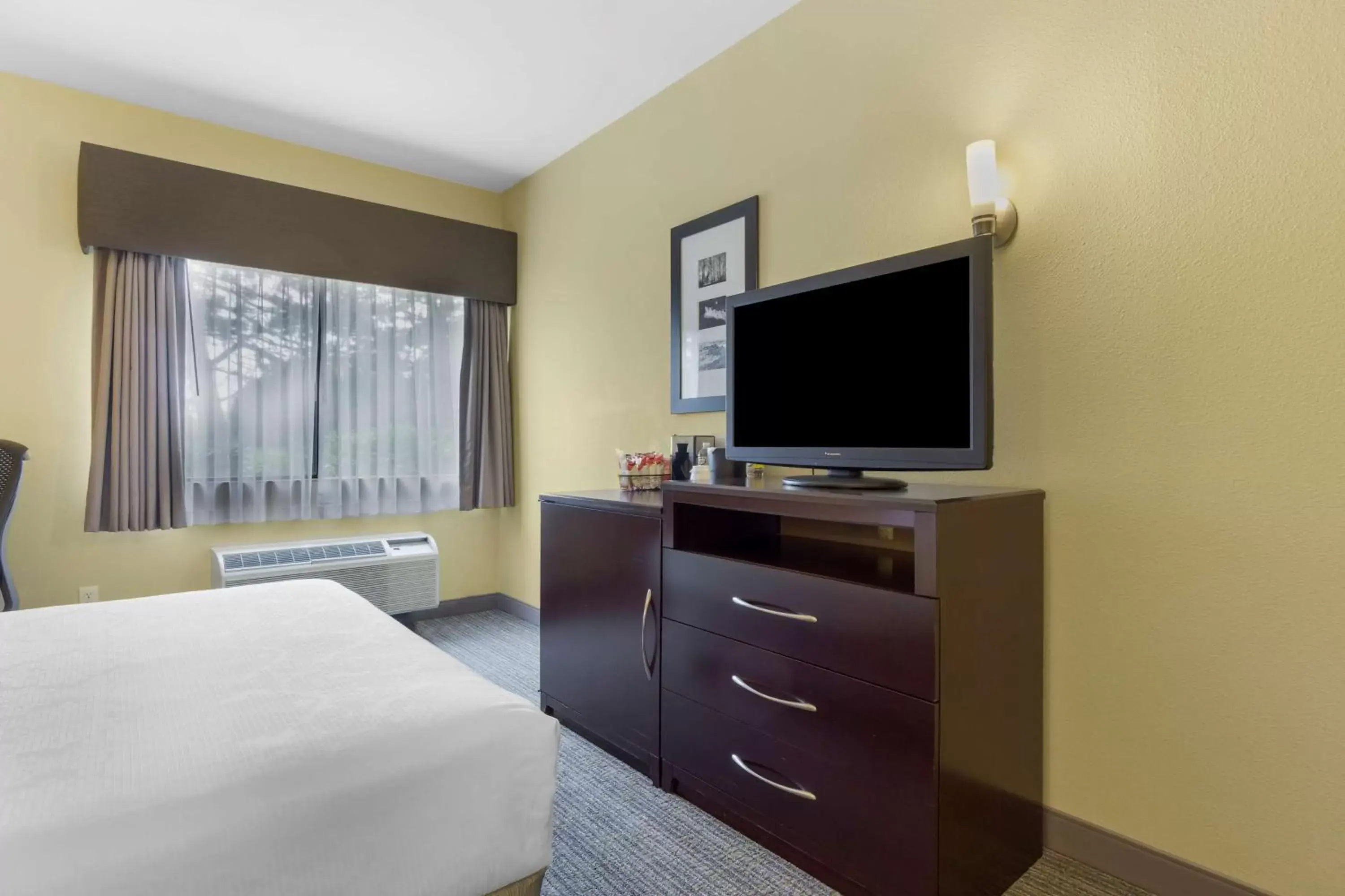 Bedroom, TV/Entertainment Center in Best Western Plus Plaza by the Green